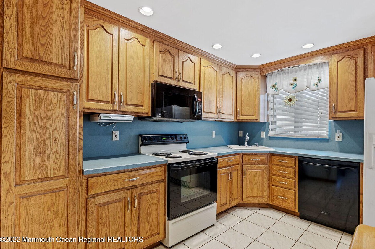 91 Ravine Dr, Matawan NJ 07747-2880 exterior