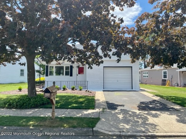 11 Lismore Dr, Toms River NJ  08757-5947 exterior