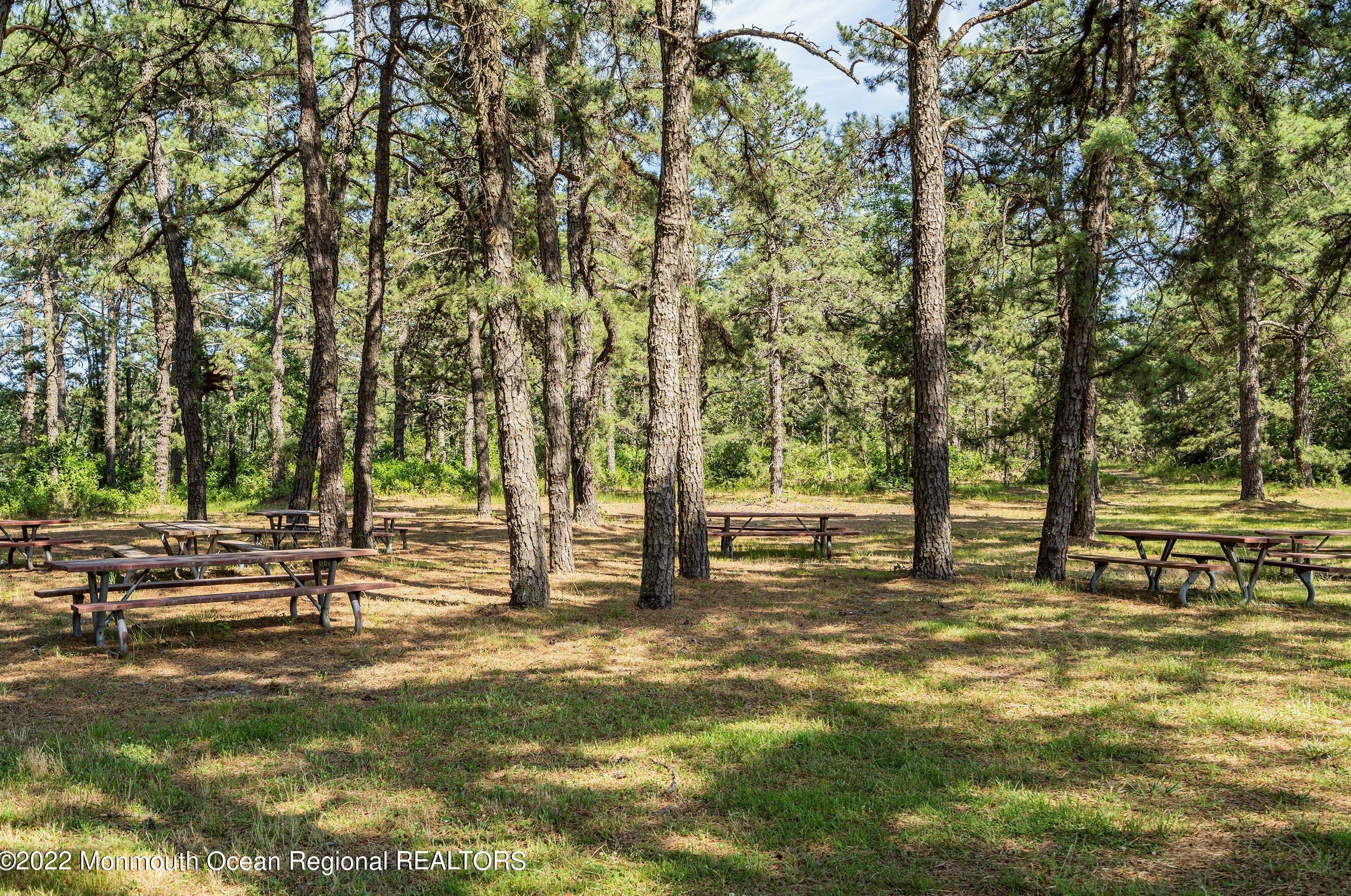 10 Banning Ct, Toms River NJ  08757-5752 exterior