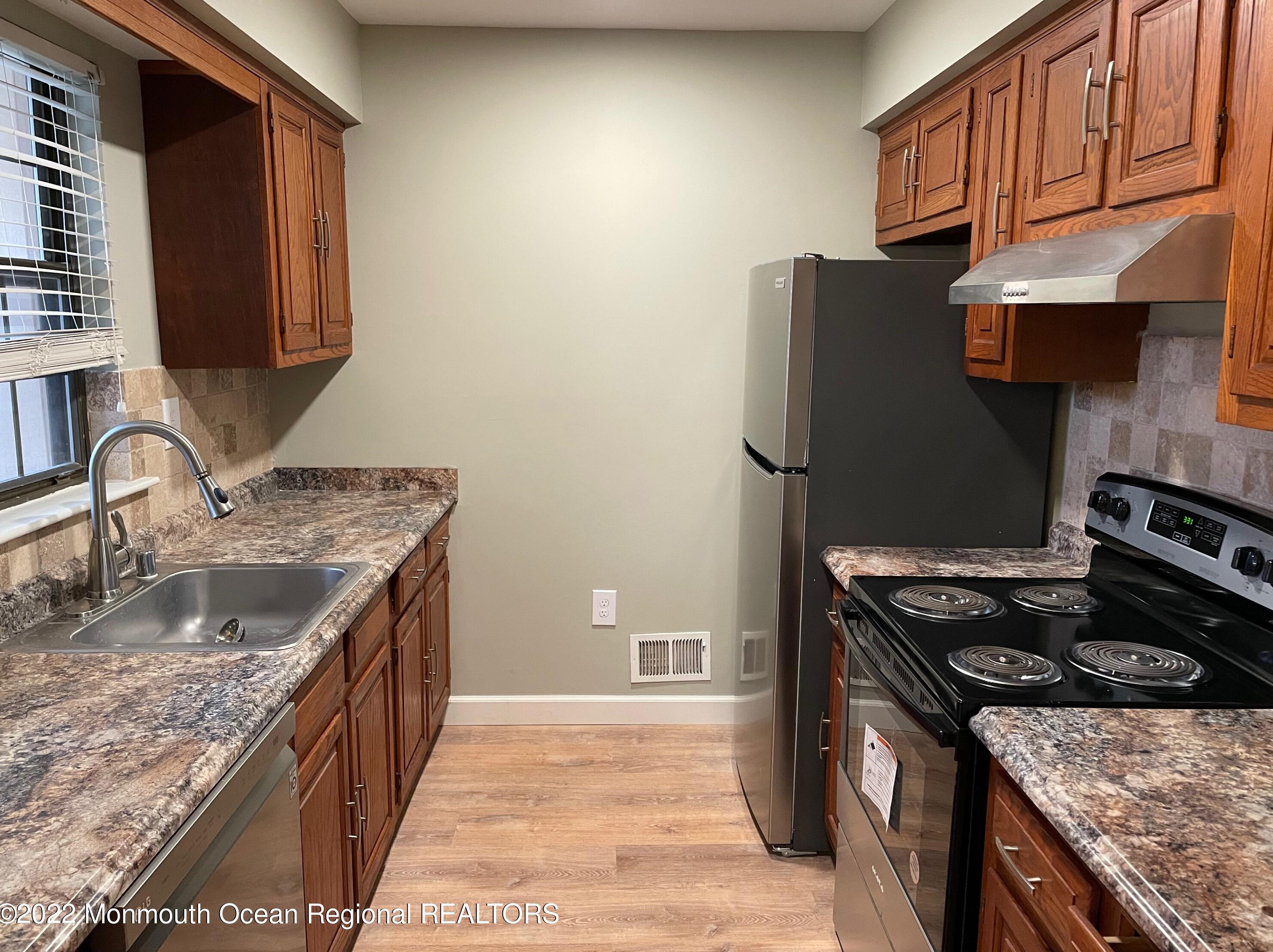 718 Wellington Pl, Matawan NJ  07747-1925 exterior