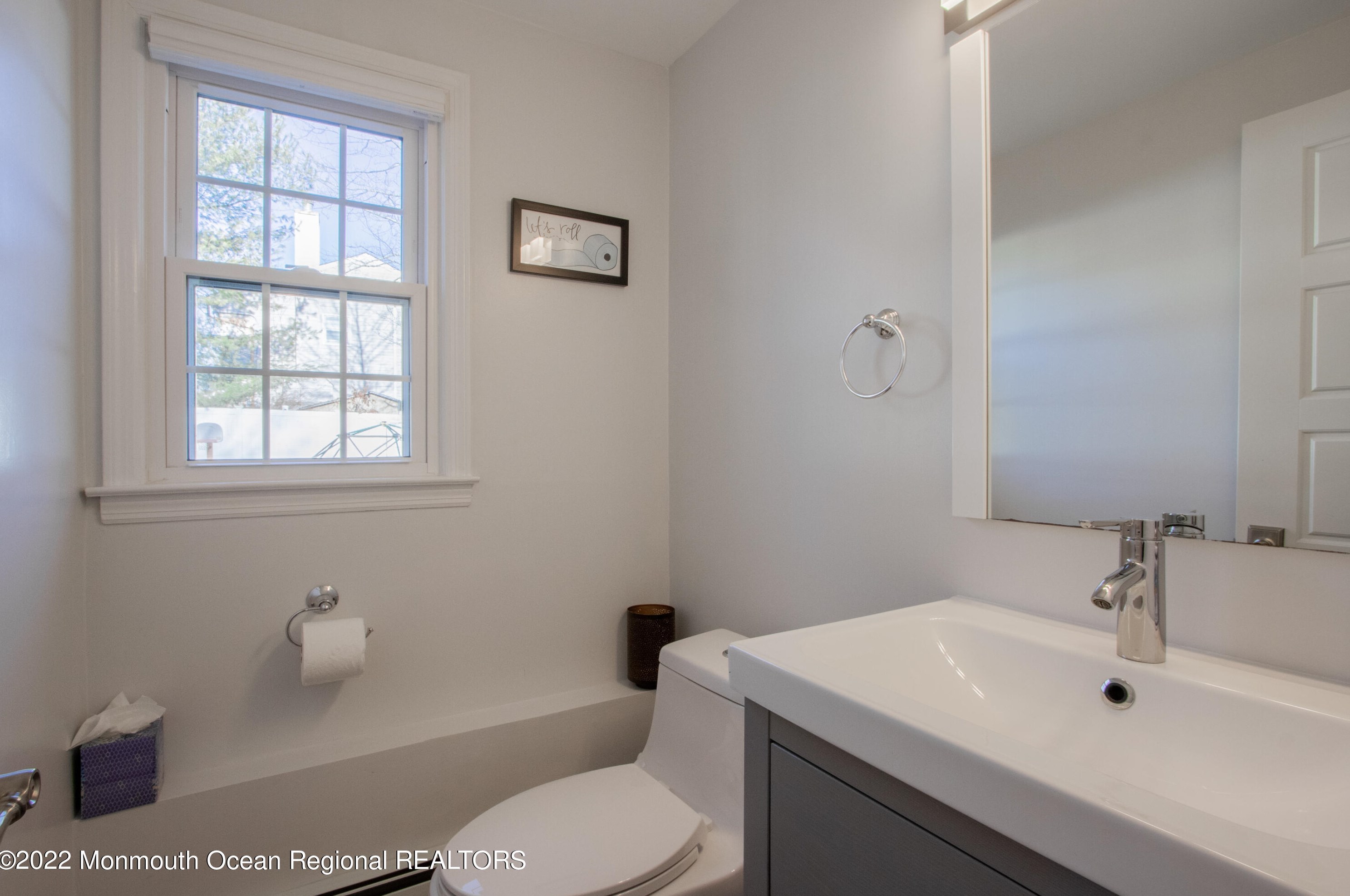 5 Roanoke Rd, Matawan NJ 07747-3517 exterior