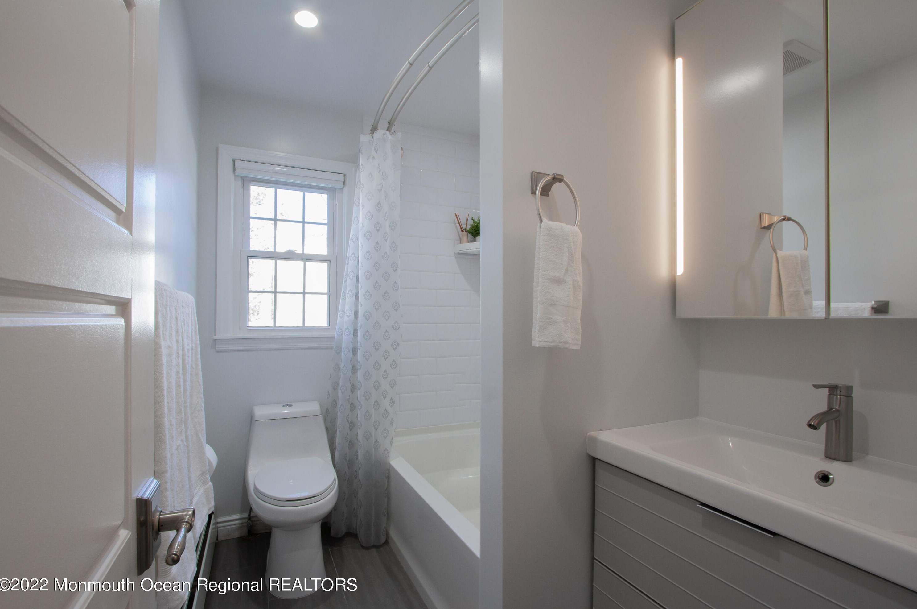 5 Roanoke Rd, Matawan NJ 07747-3517 exterior