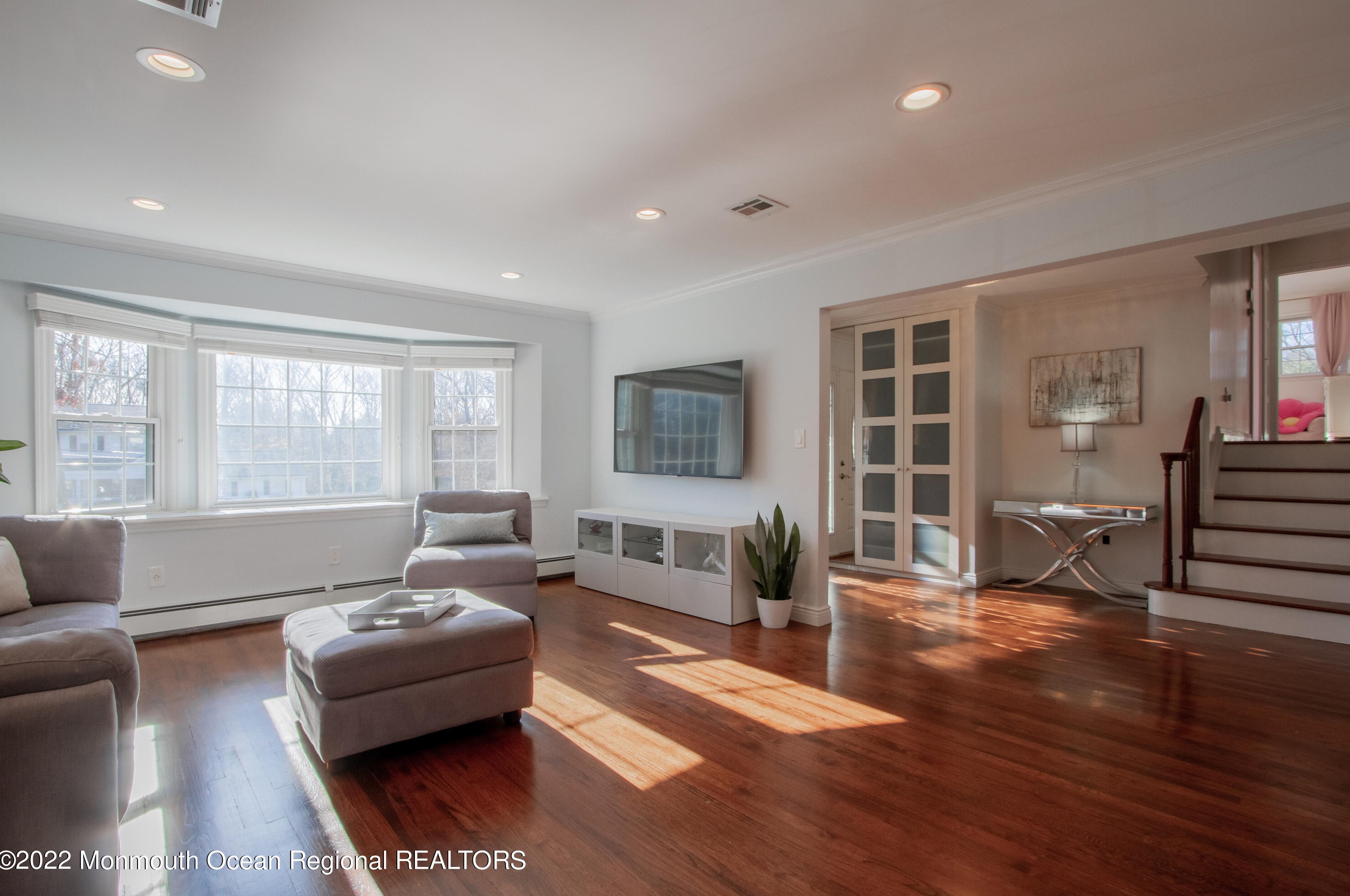 5 Roanoke Rd, Matawan NJ 07747-3517 exterior