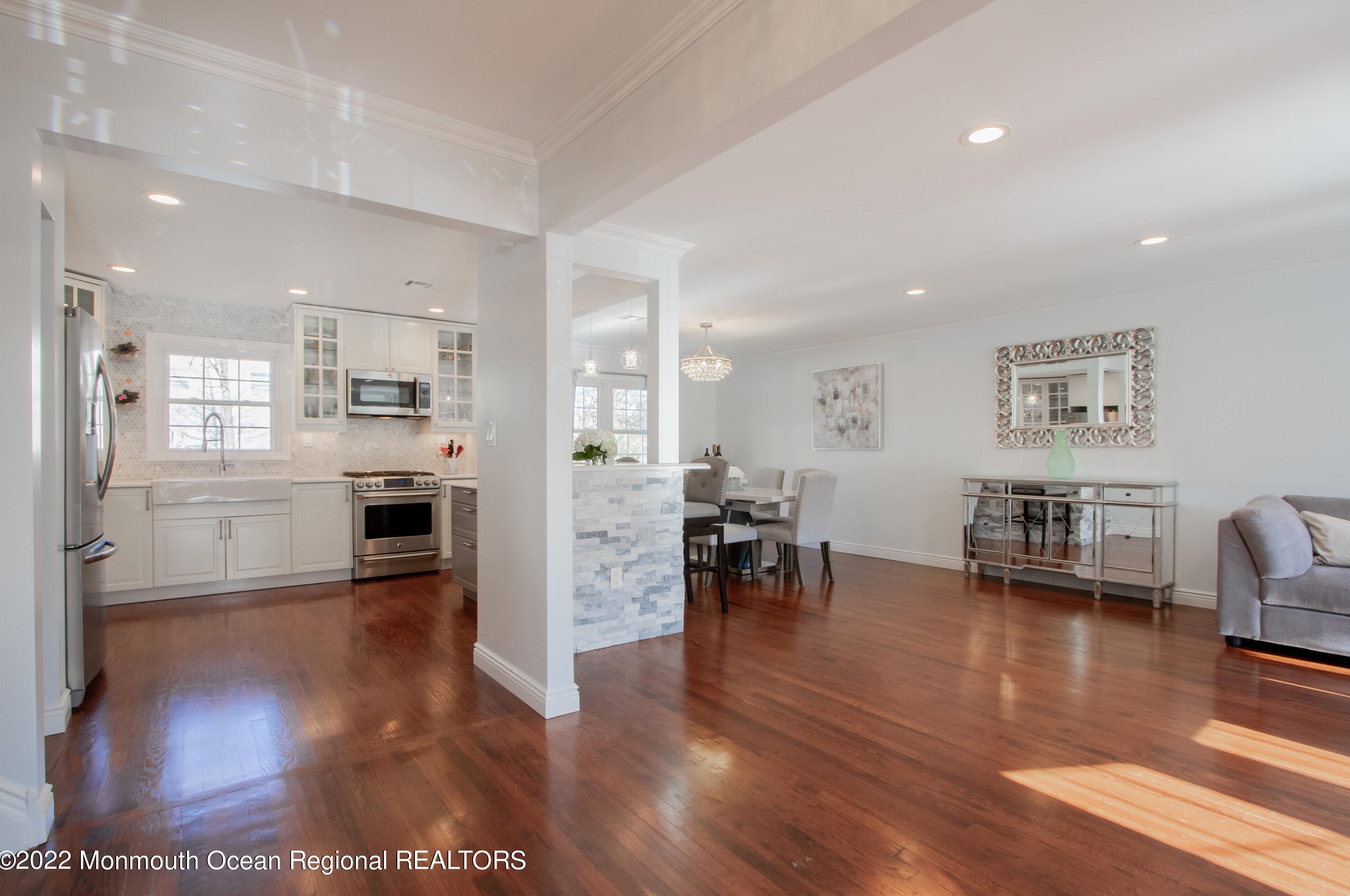 5 Roanoke Rd, Matawan NJ 07747-3517 exterior