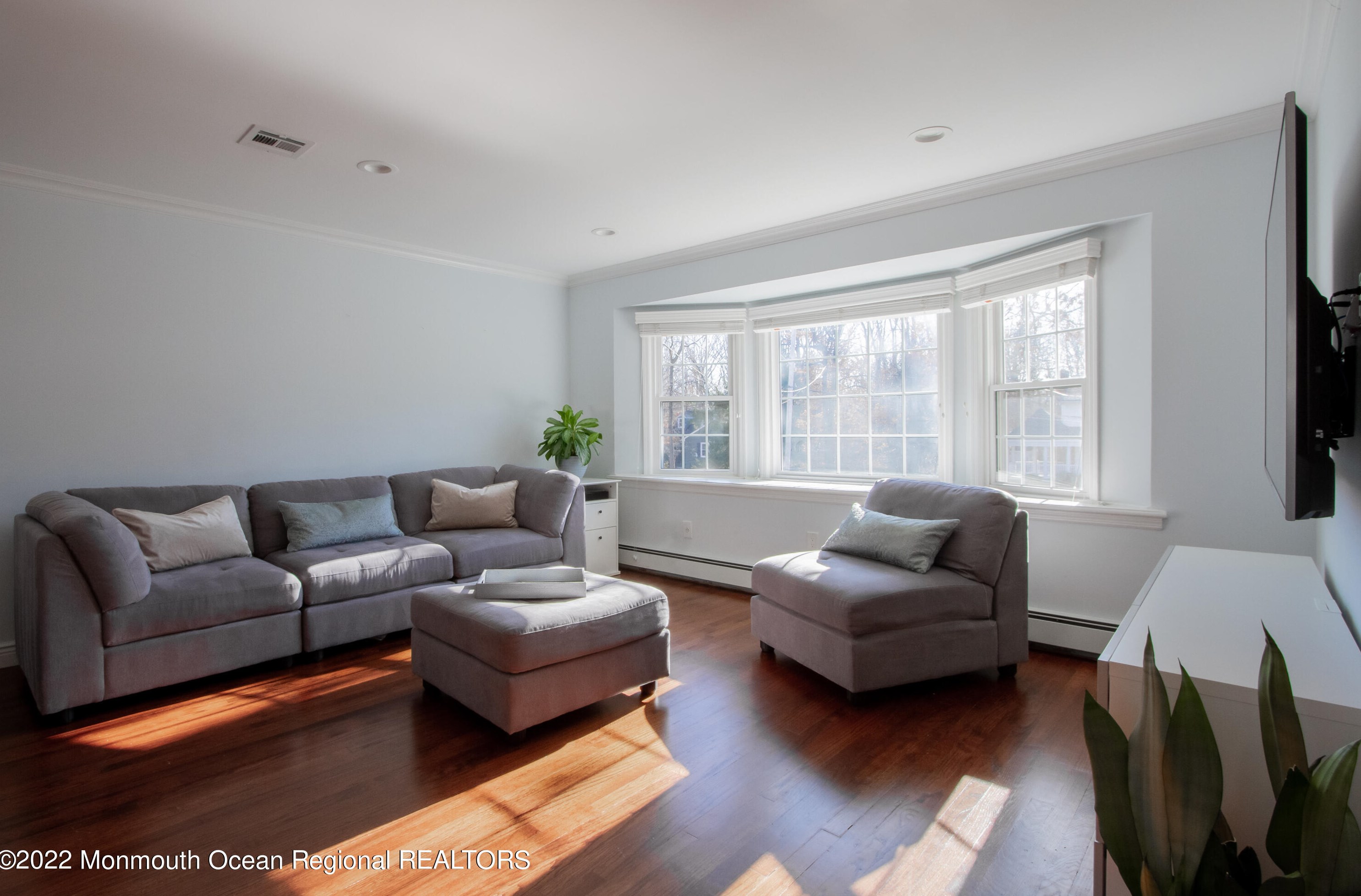 5 Roanoke Rd, Matawan NJ 07747-3517 exterior