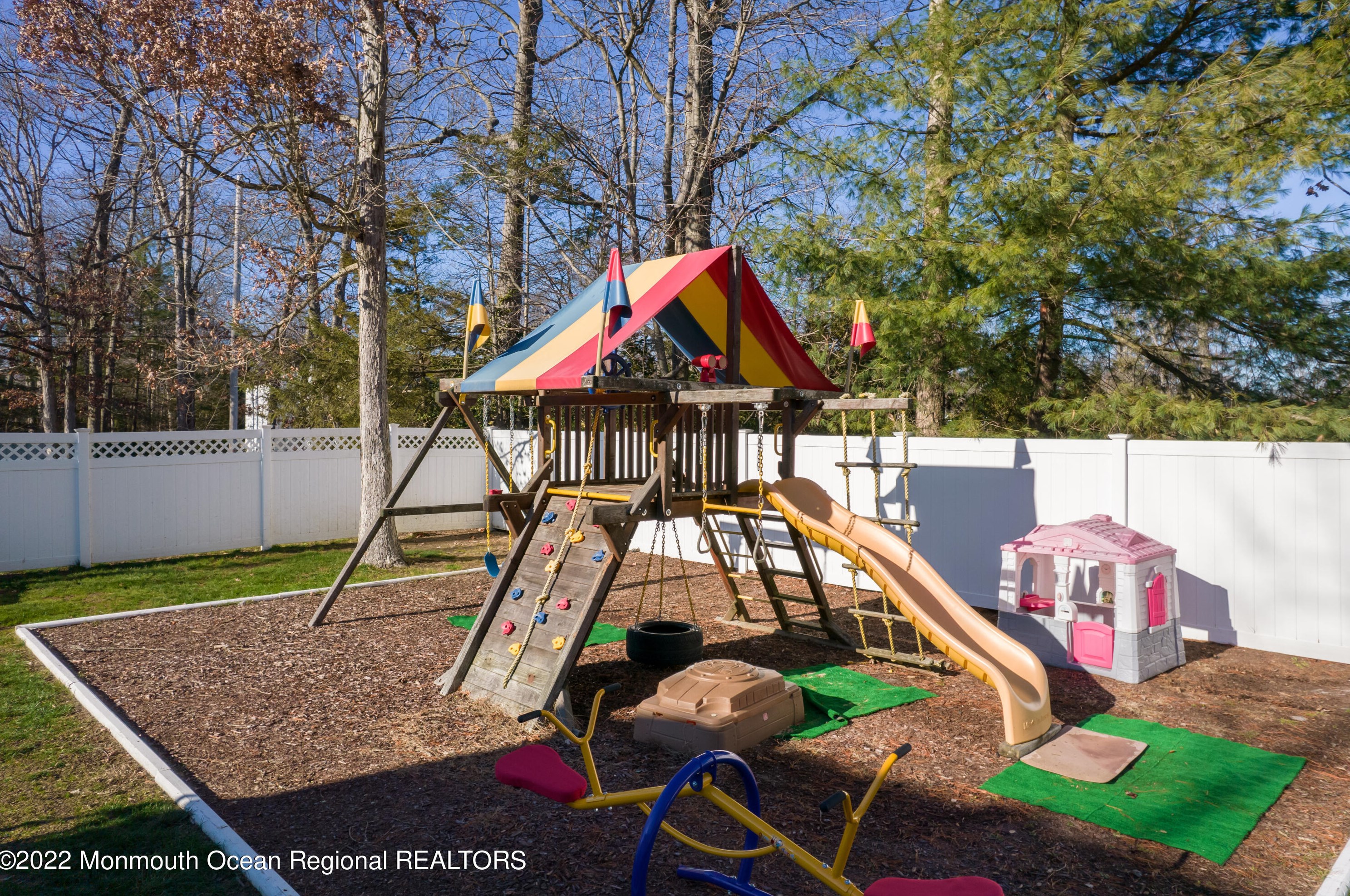 5 Roanoke Rd, Matawan NJ 07747-3517 exterior