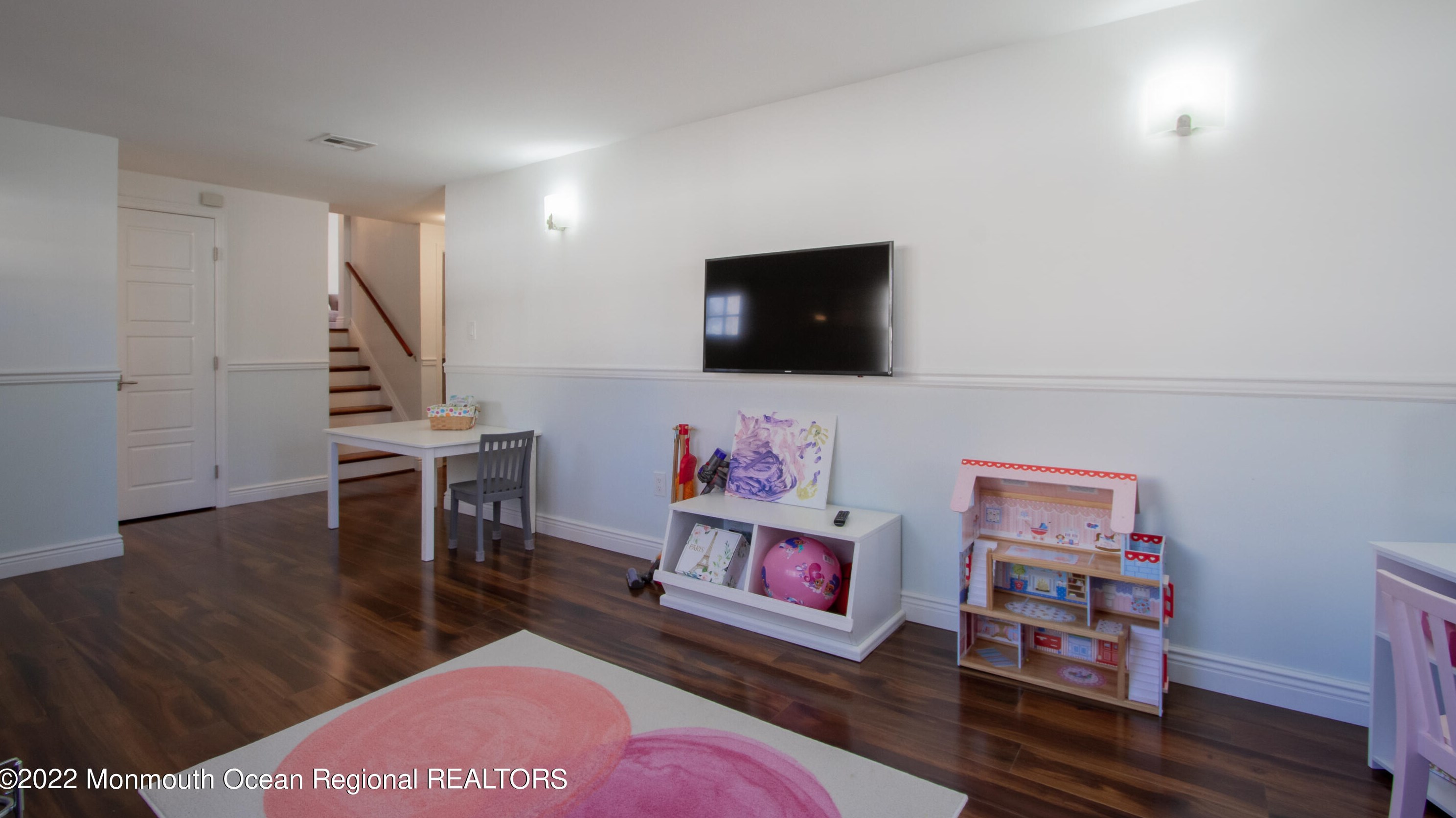 5 Roanoke Rd, Matawan NJ 07747-3517 exterior