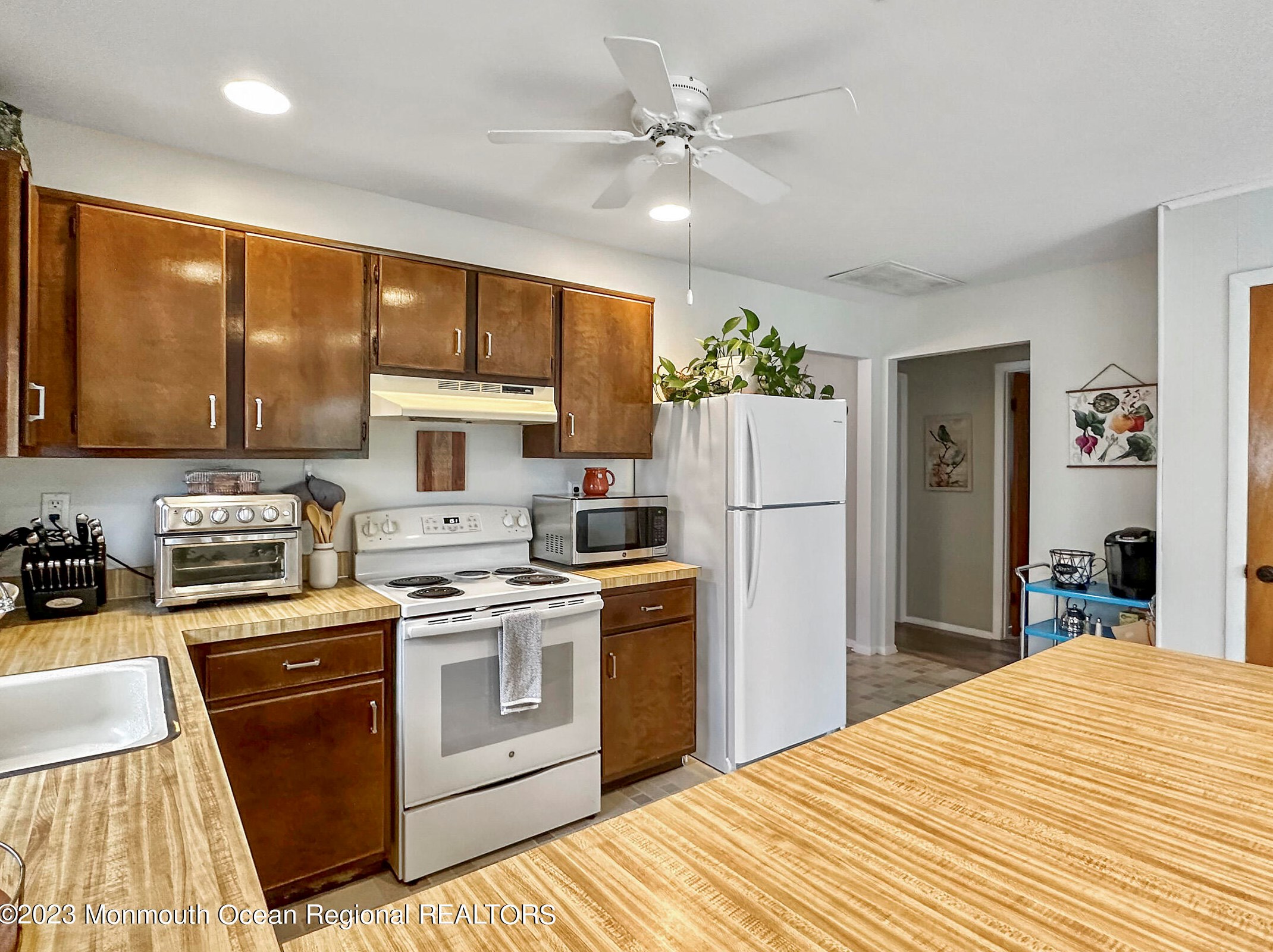 6 Aztec Ct, Toms River NJ  08757-3814 exterior