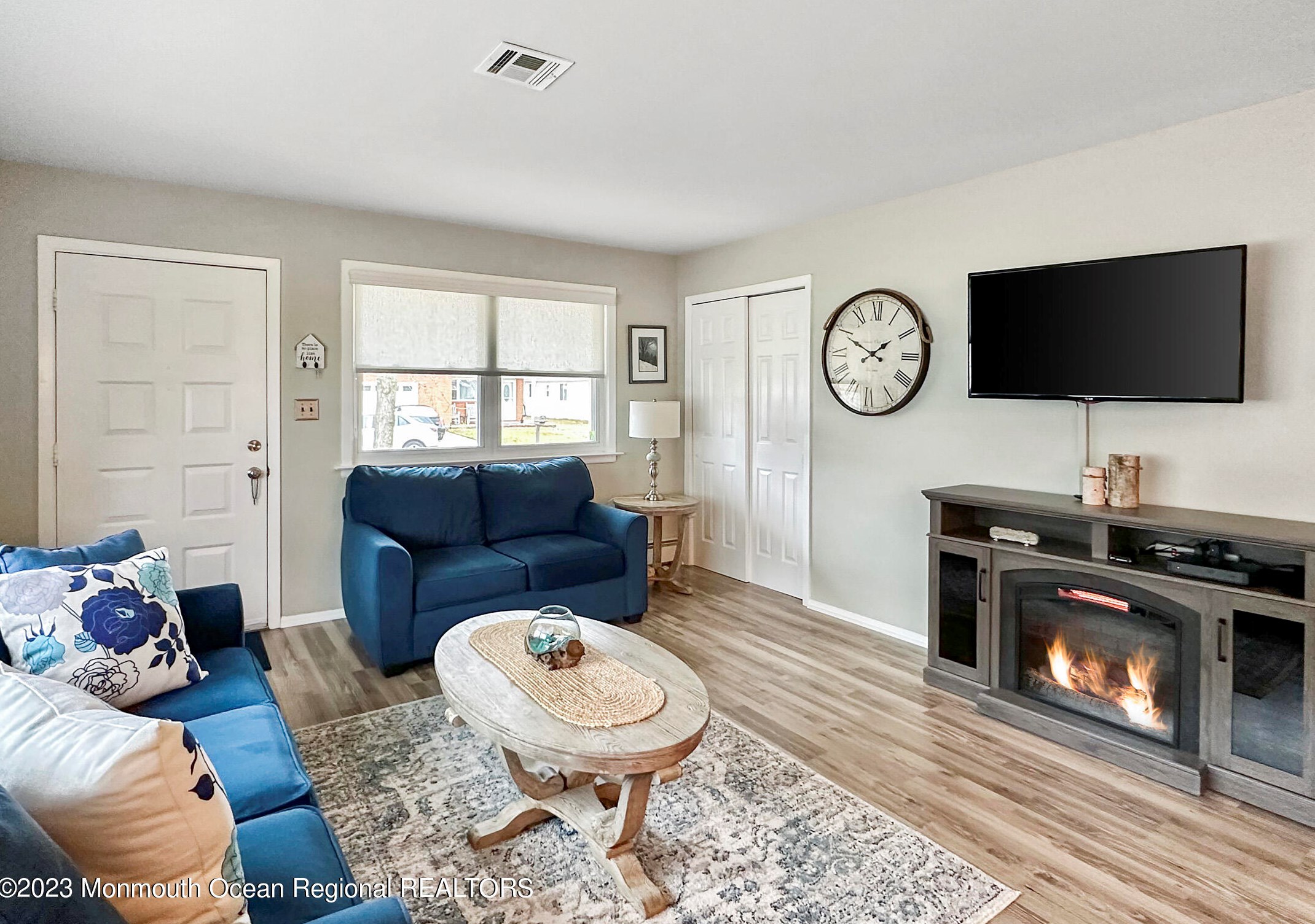 6 Aztec Ct, Toms River NJ  08757-3814 exterior