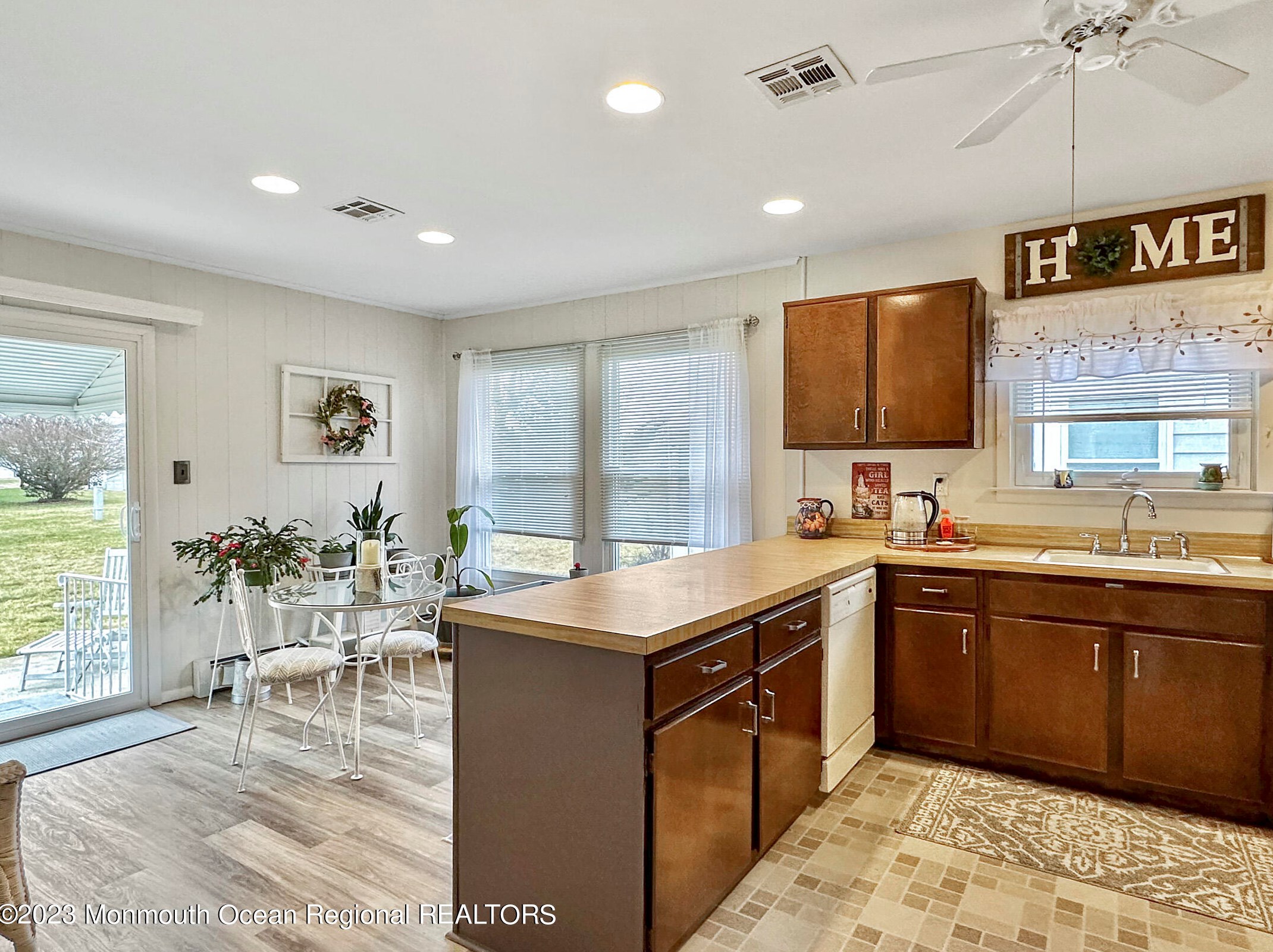 6 Aztec Ct, Toms River NJ  08757-3814 exterior