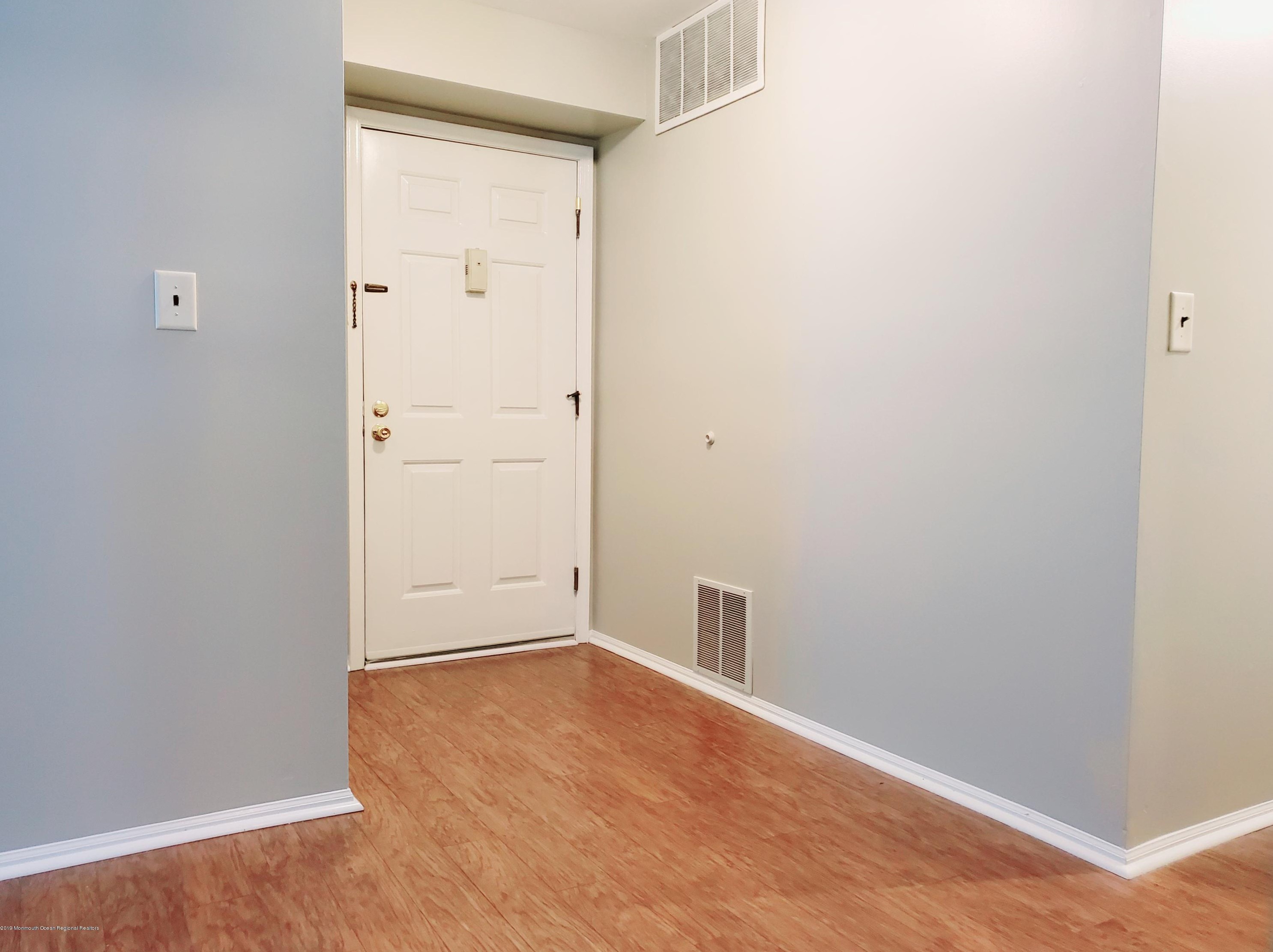 912 Wellington Pl, Matawan NJ  07747-1927 exterior