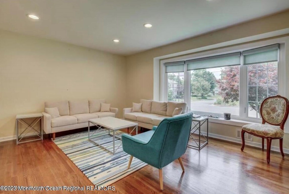 2 Roslyn Dr, Oakhurst NJ  07755-1240 exterior
