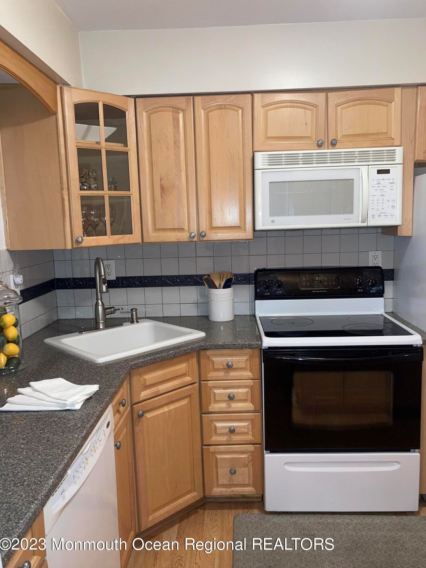 518 Wellington Pl, Matawan NJ 07747-1921 exterior