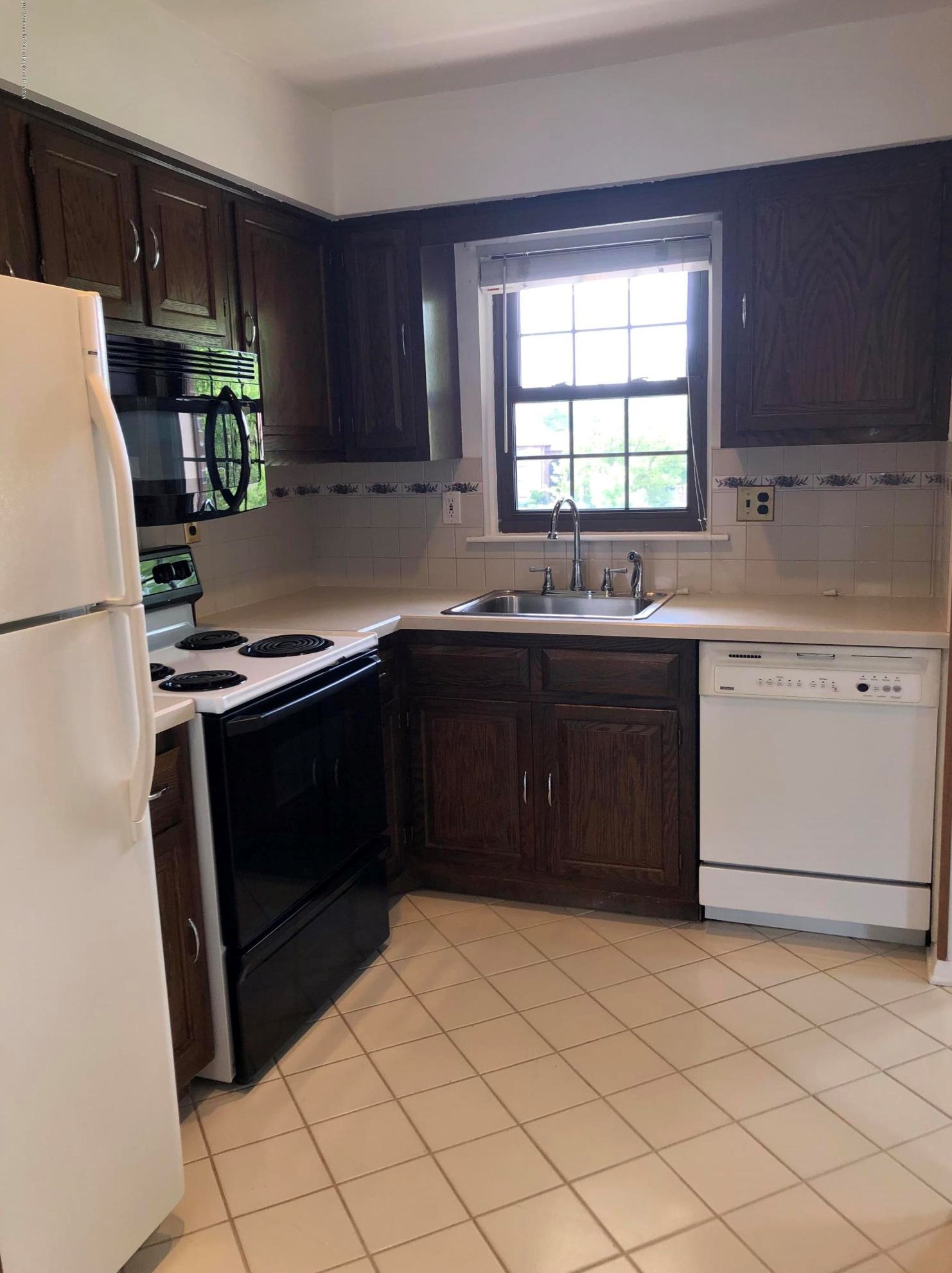 517 Wellington Pl, Matawan NJ  07747-1921 exterior