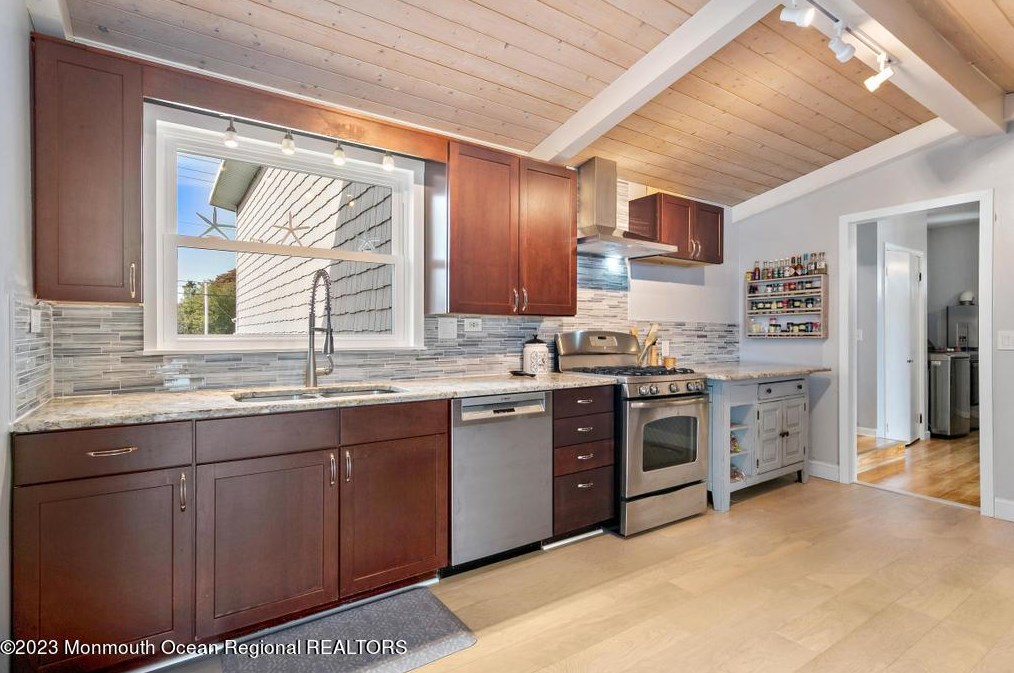 50 Atlantis Blvd, Tuckerton NJ  08087-1904 exterior
