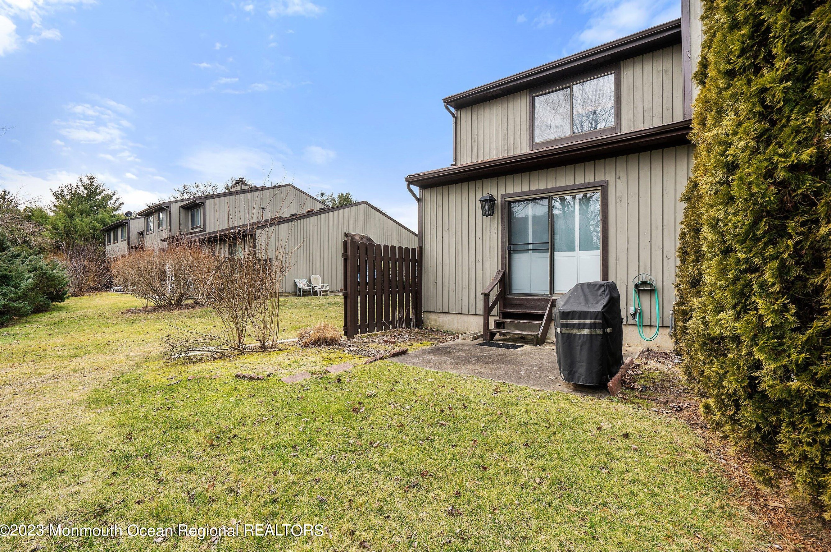 106 Bowne Ct, Matawan NJ 07747-3562 exterior