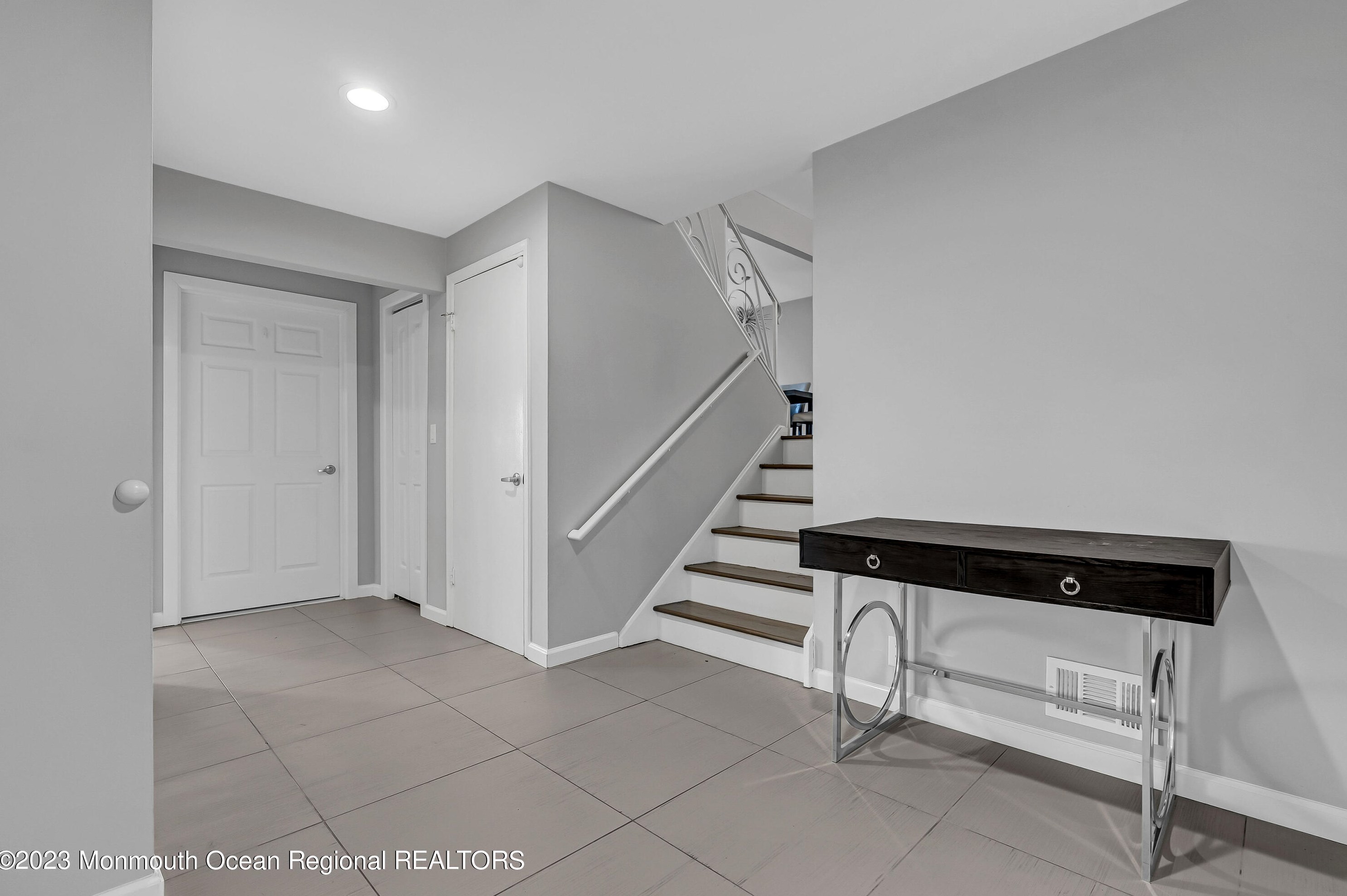 17 Roslyn Dr, Oakhurst NJ  07755-1253 exterior