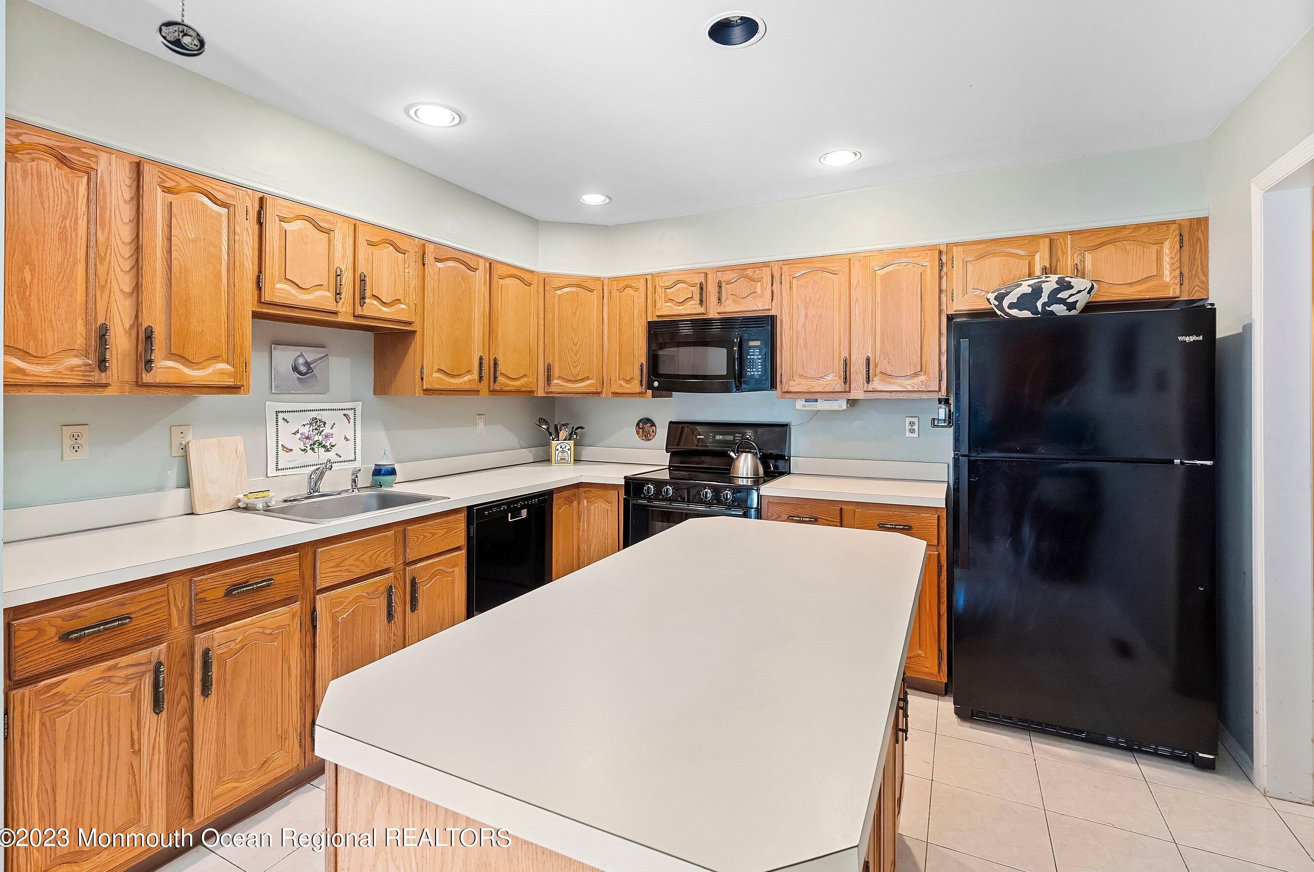 20 John Hancock Dr, Monroe Township NJ  08831-5669 exterior