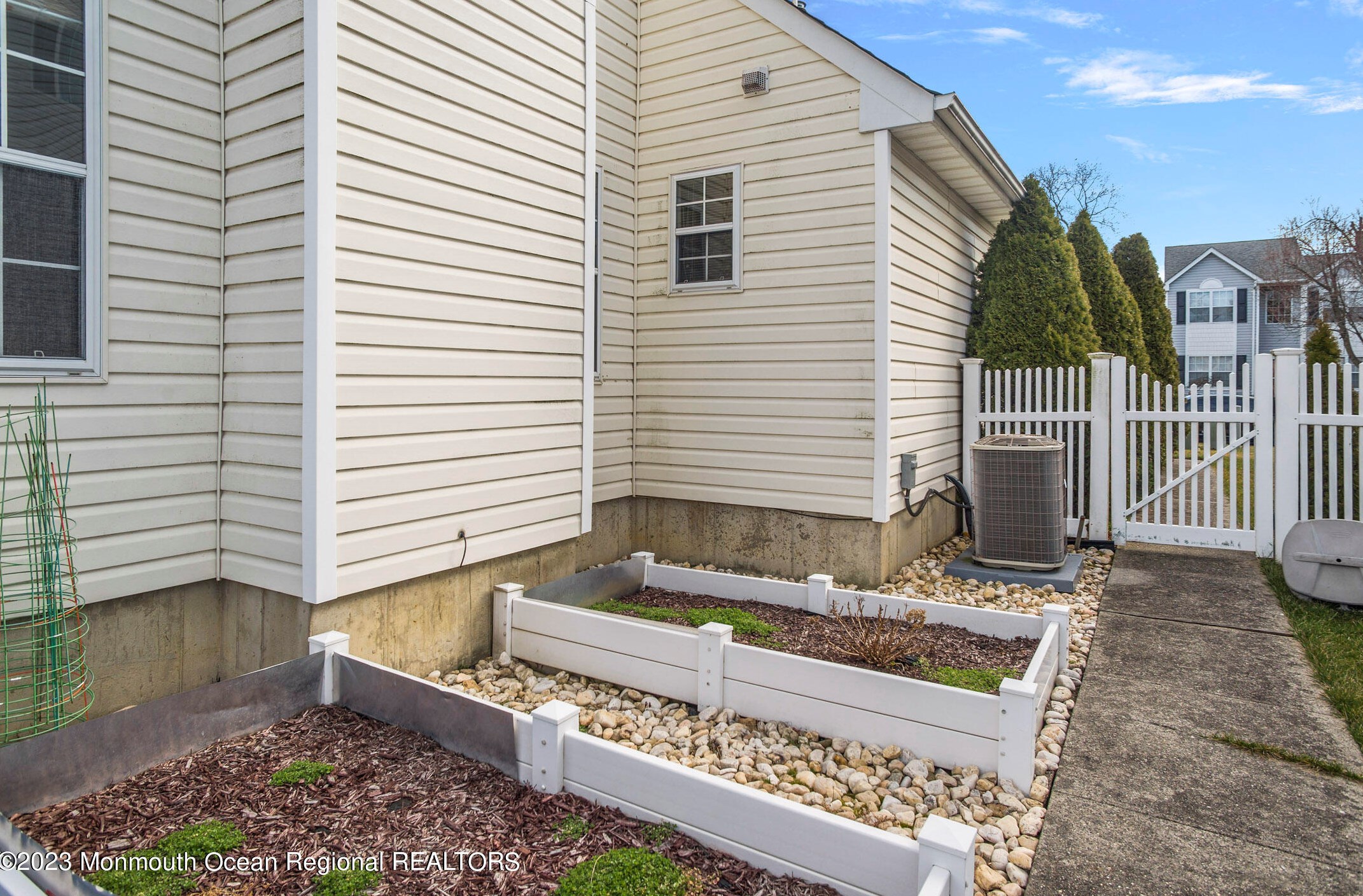 104 Nutmeg Rd, Matawan NJ  07747-1364 exterior