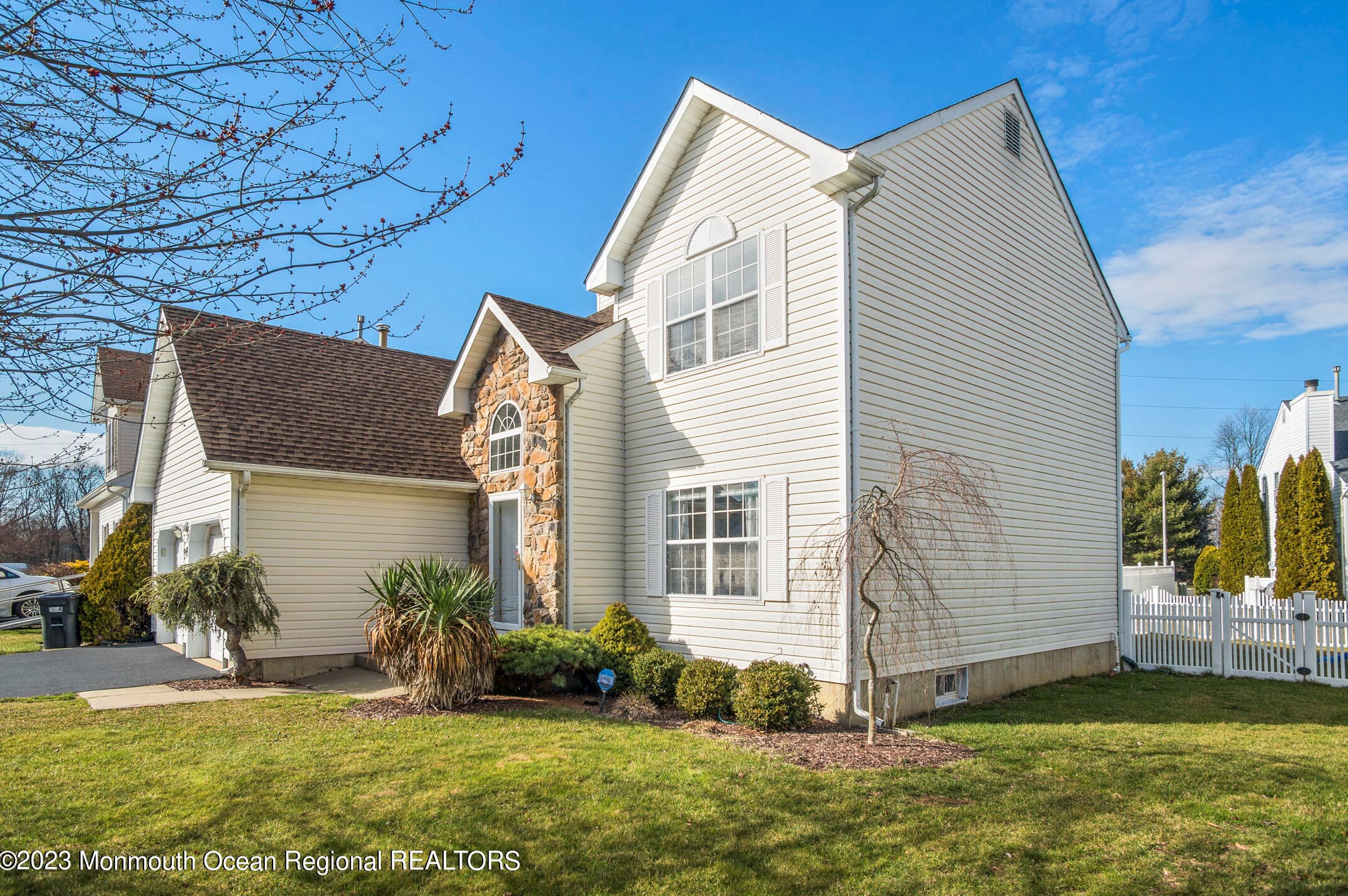 104 Nutmeg Rd, Matawan NJ  07747-1364 exterior