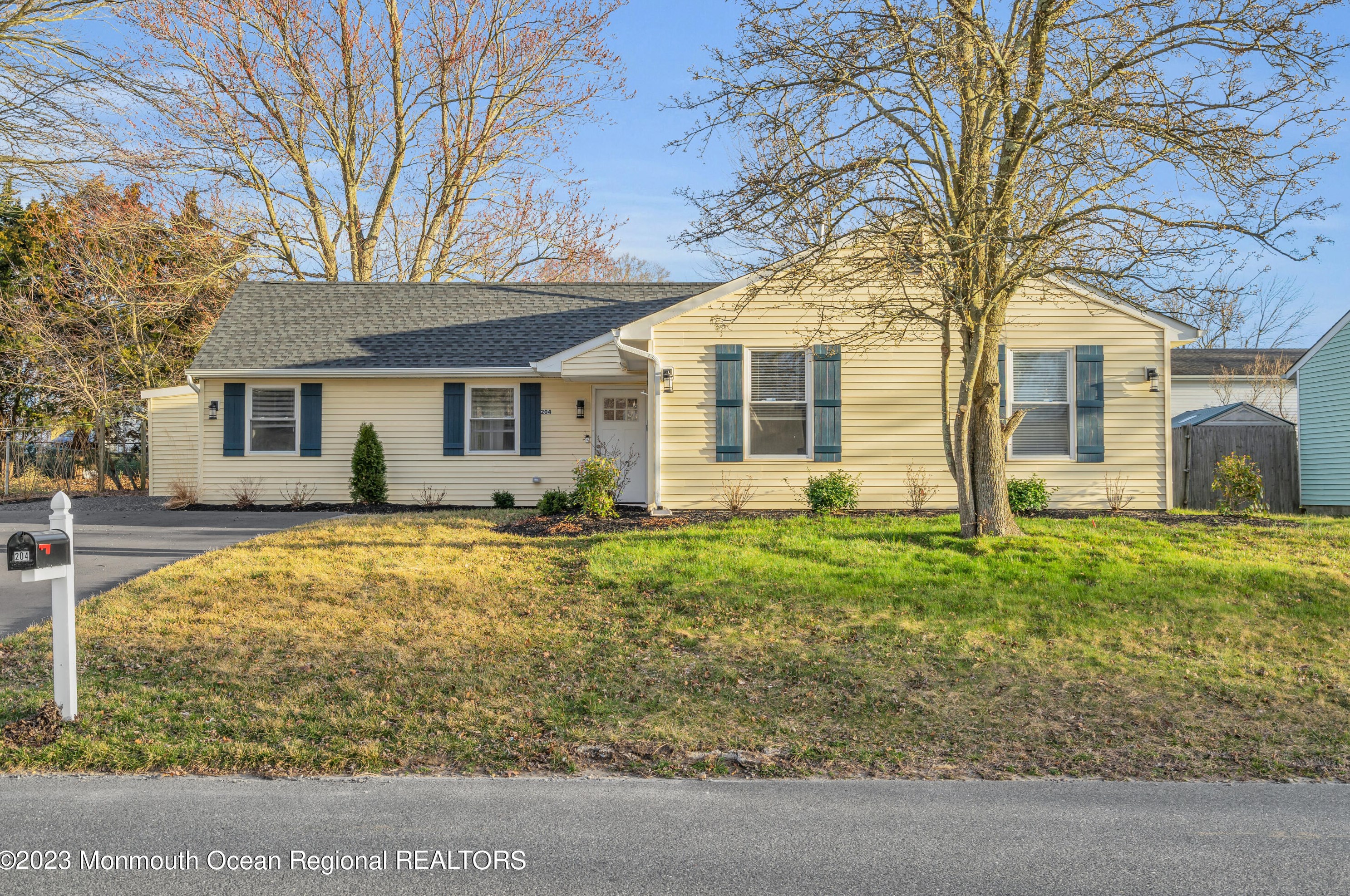 204 Lake Crystalbrook Dr, Tuckerton NJ  08087-1227 exterior