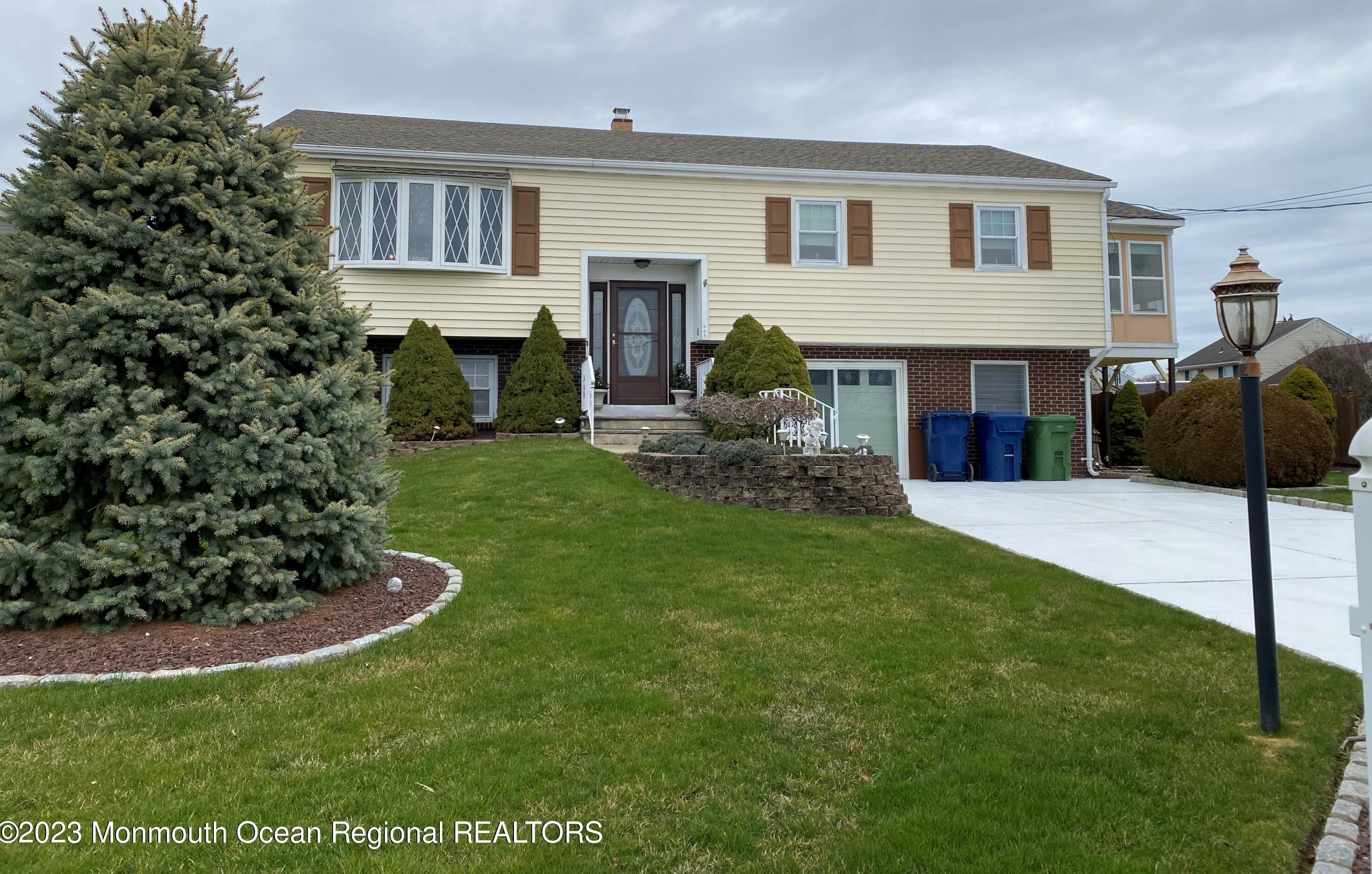 445 Riverside Dr, Wall Township NJ  07753-5344 exterior
