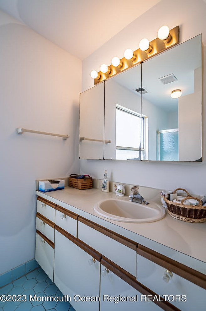 220 Mohican Ln, Tuckerton NJ  08087-1337 exterior