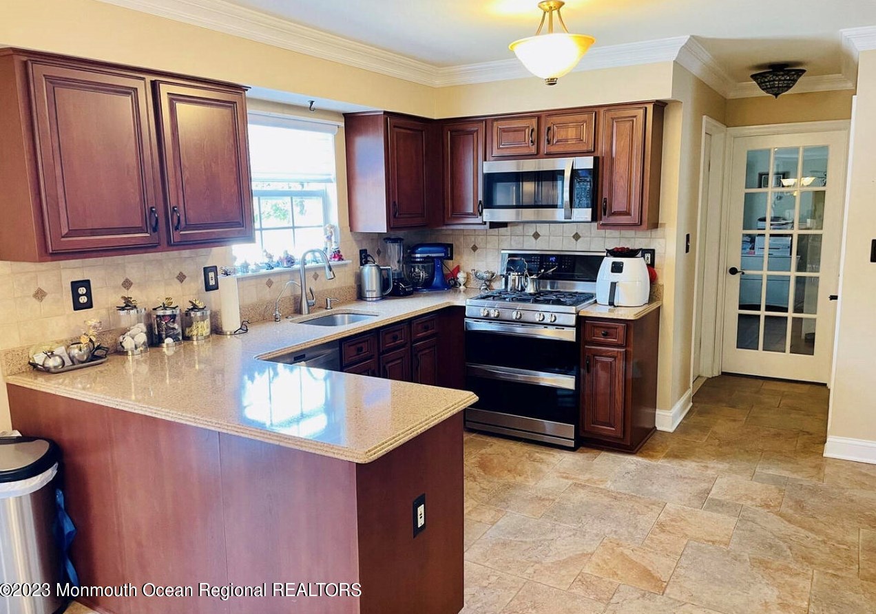 16 William Dr, Wall Township NJ  07731-8833 exterior