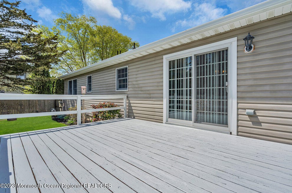 18 Laurel Ln, Tuckerton NJ  08087-9638 exterior