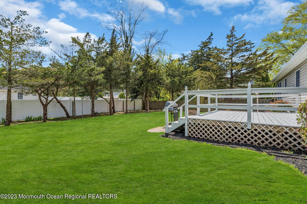 18 Laurel Ln, Tuckerton NJ  08087-9638 exterior