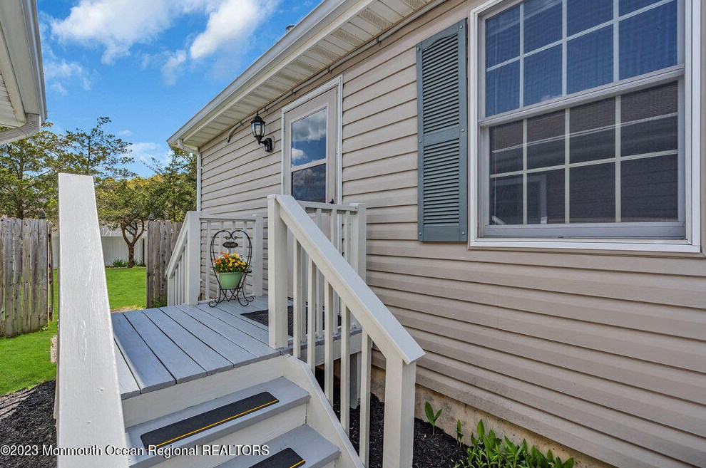 18 Laurel Ln, Tuckerton NJ  08087-9638 exterior