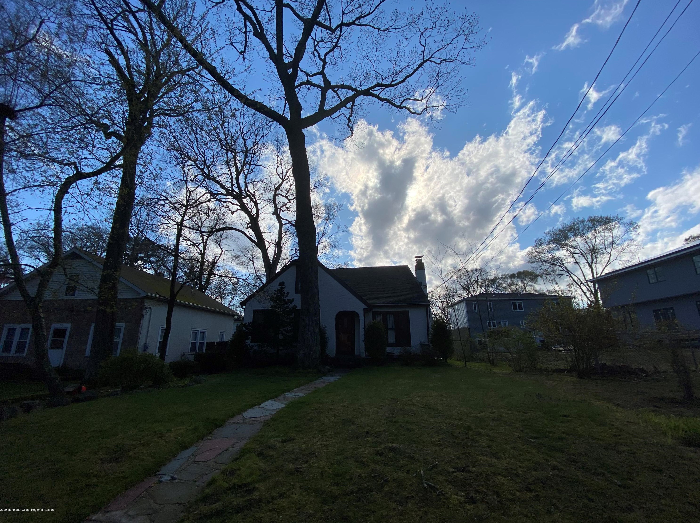 208 Woodcrest Rd, Oakhurst NJ  07755-1439 exterior