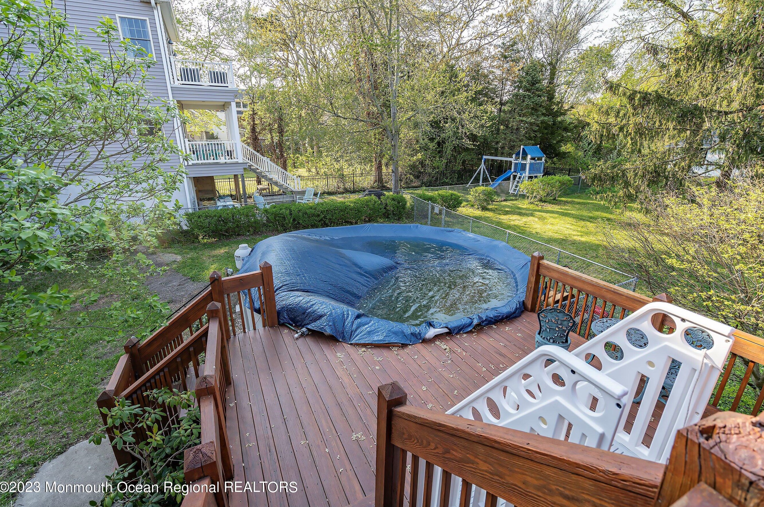 1212 Riviera Ave, Toms River NJ  08753-6948 exterior