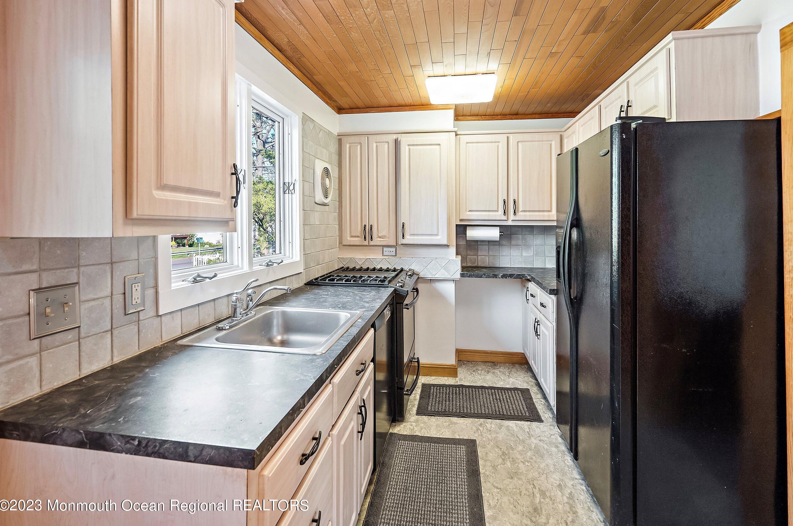 1212 Riviera Ave, Toms River NJ  08753-6948 exterior