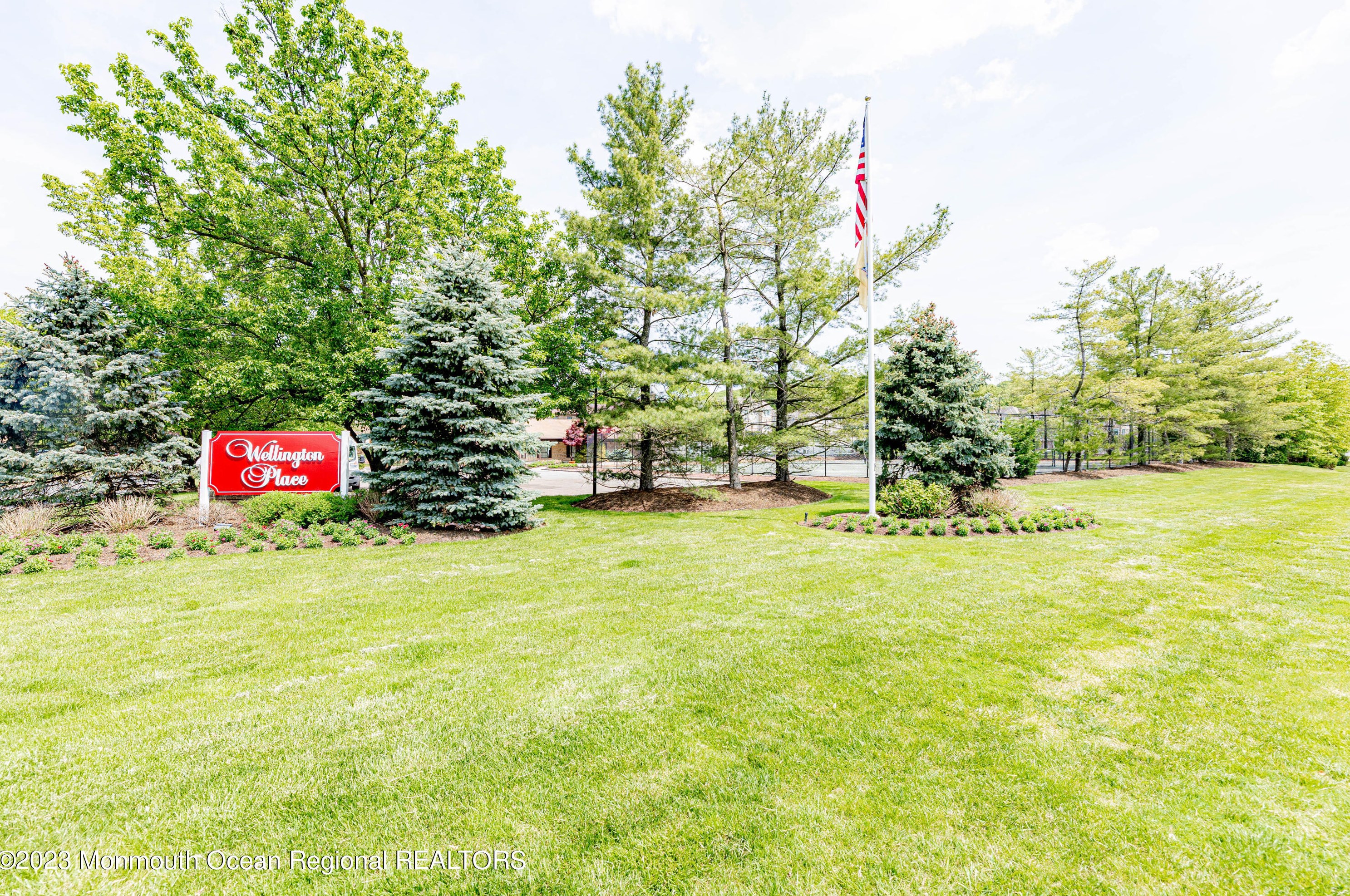 606 Wellington Pl, Matawan NJ 07747-1922 exterior