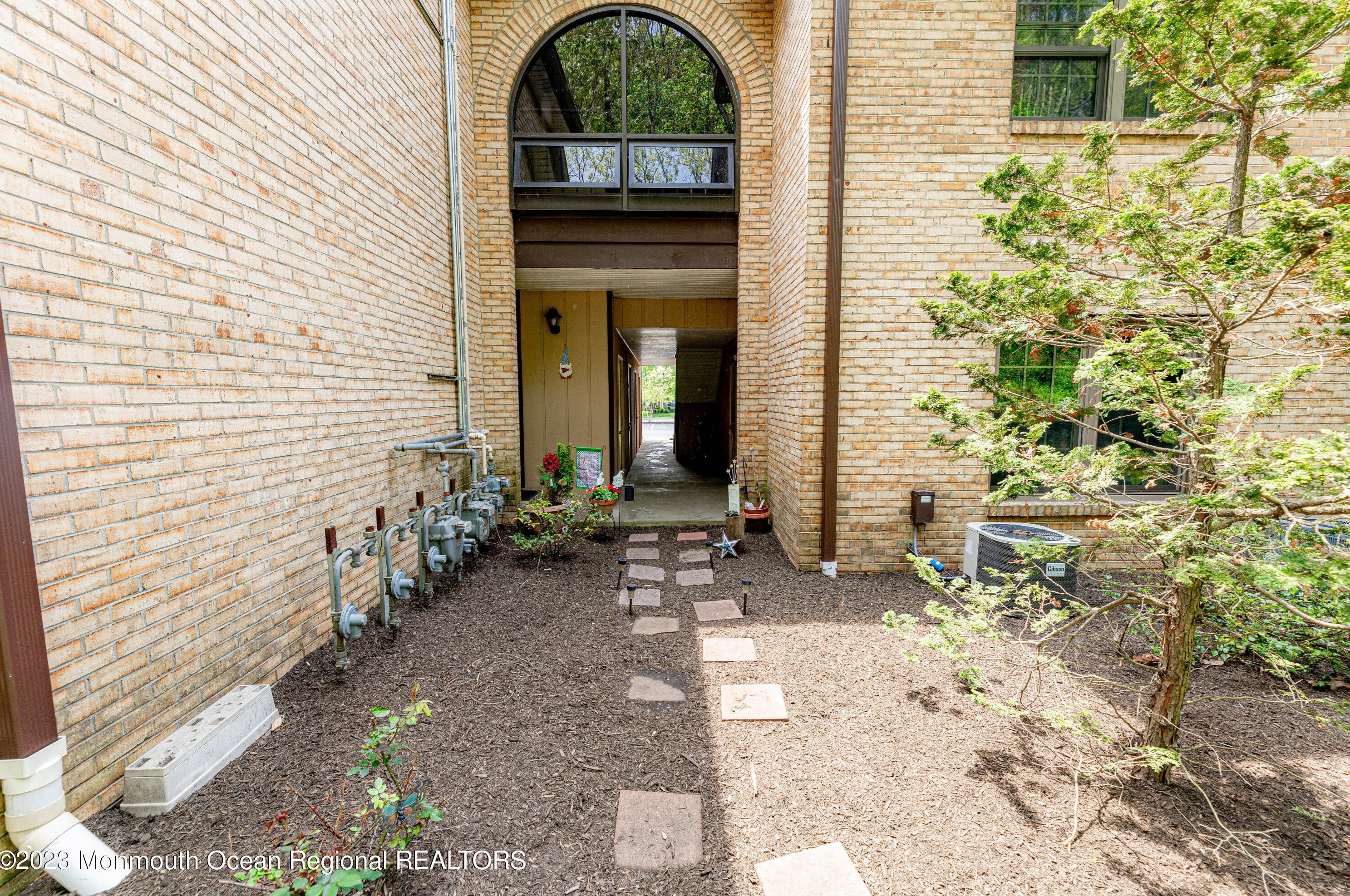 606 Wellington Pl, Matawan NJ 07747-1922 exterior