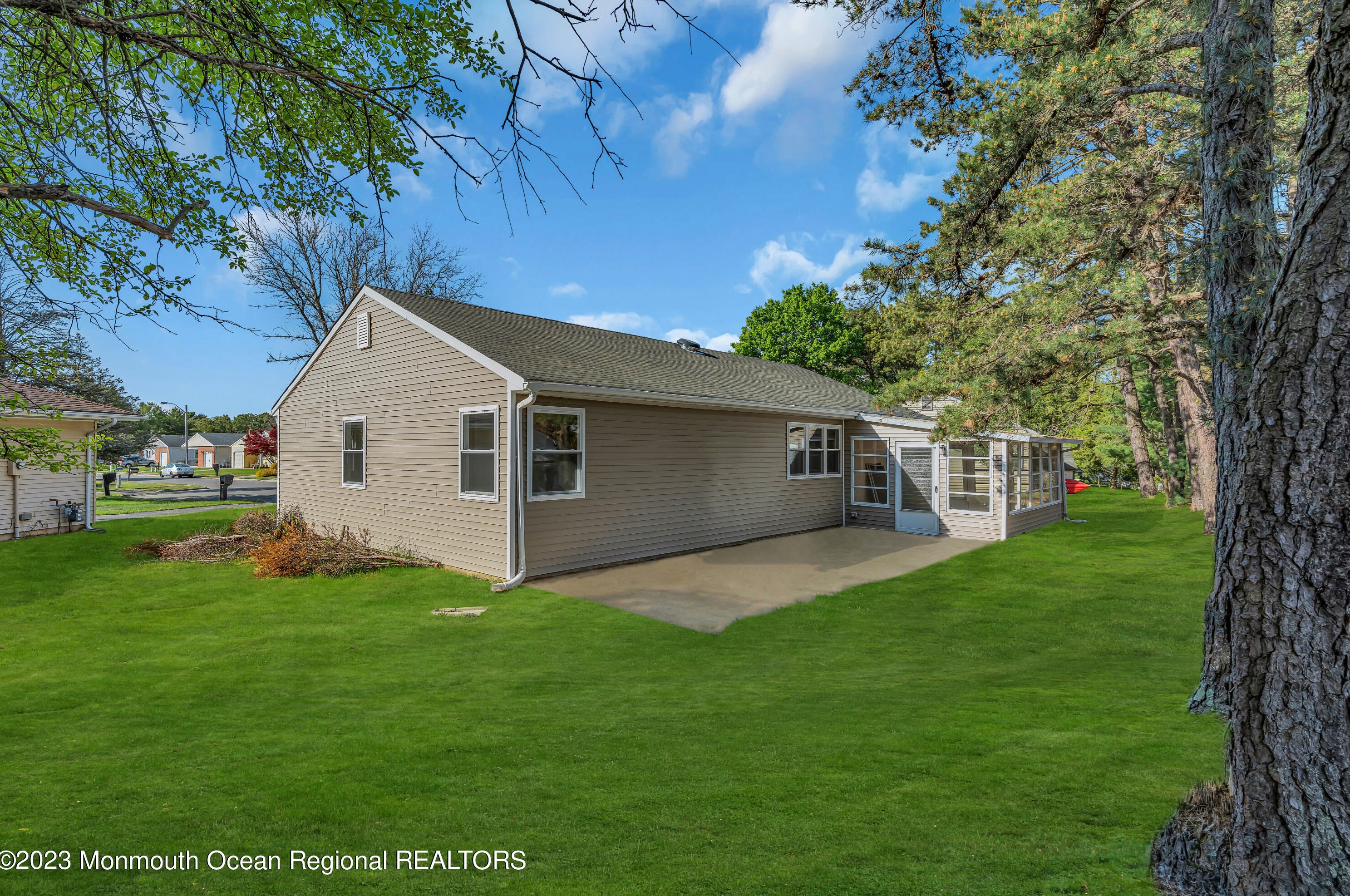 16 Wakan Ct, Toms River NJ  08757-6245 exterior