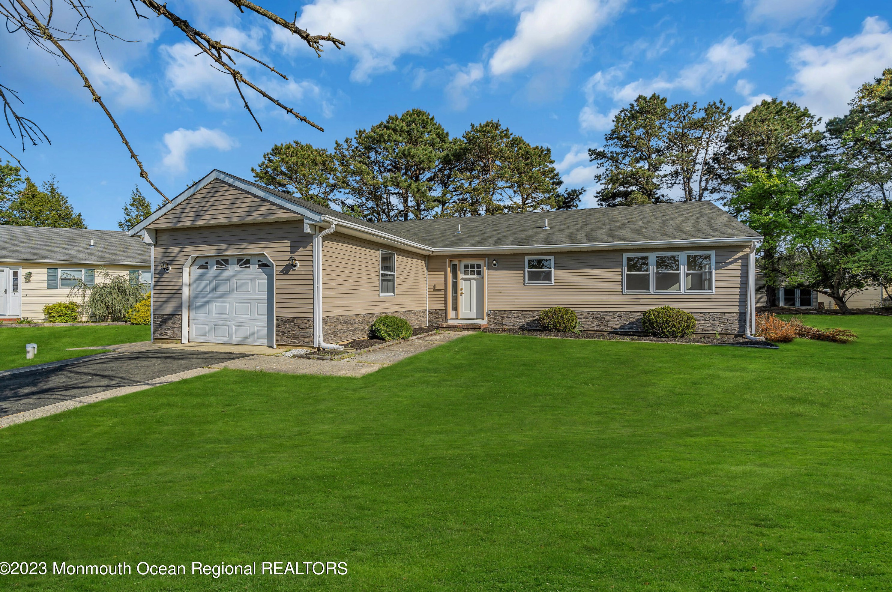 16 Wakan Ct, Toms River NJ  08757-6245 exterior