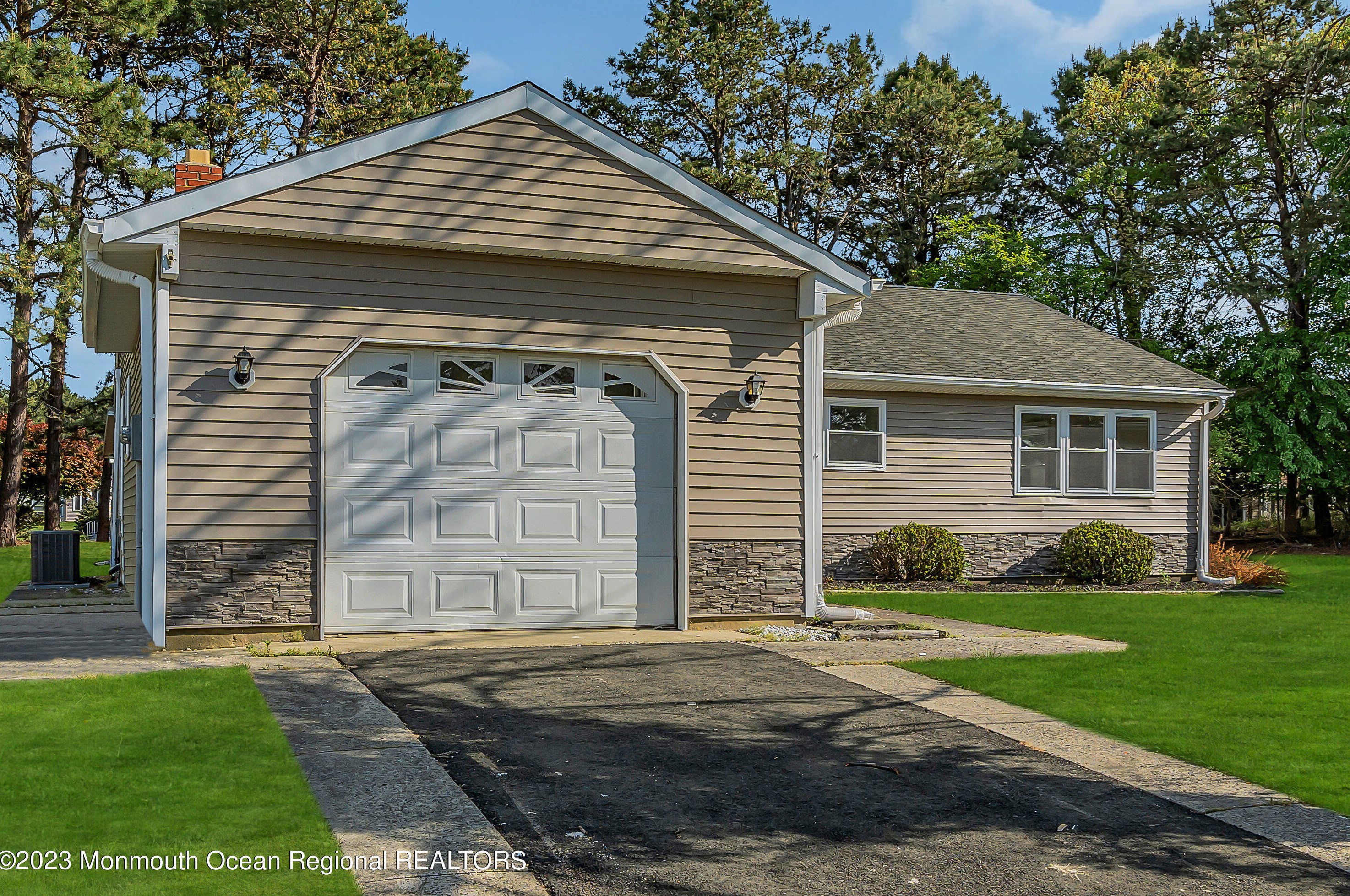 16 Wakan Ct, Toms River NJ  08757-6245 exterior