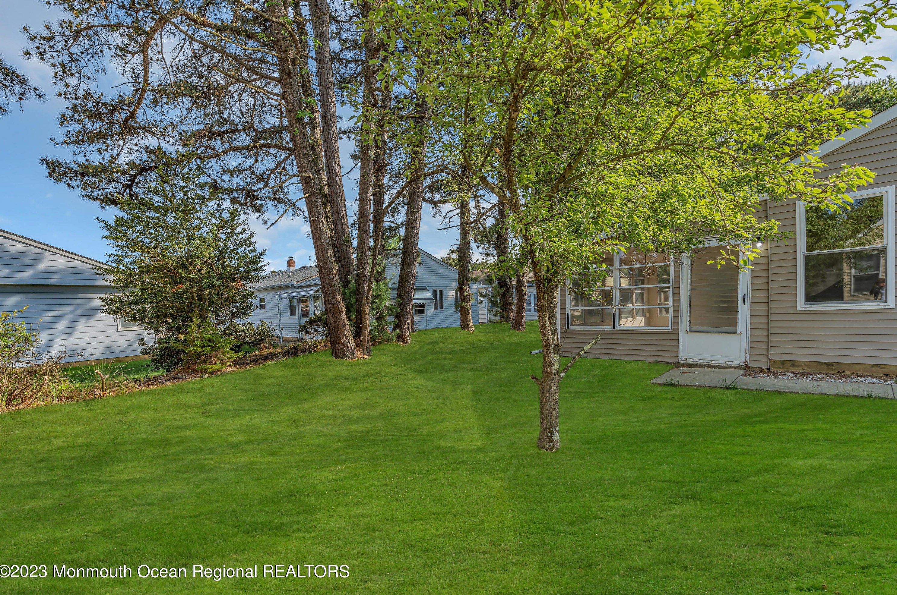 16 Wakan Ct, Toms River NJ  08757-6245 exterior