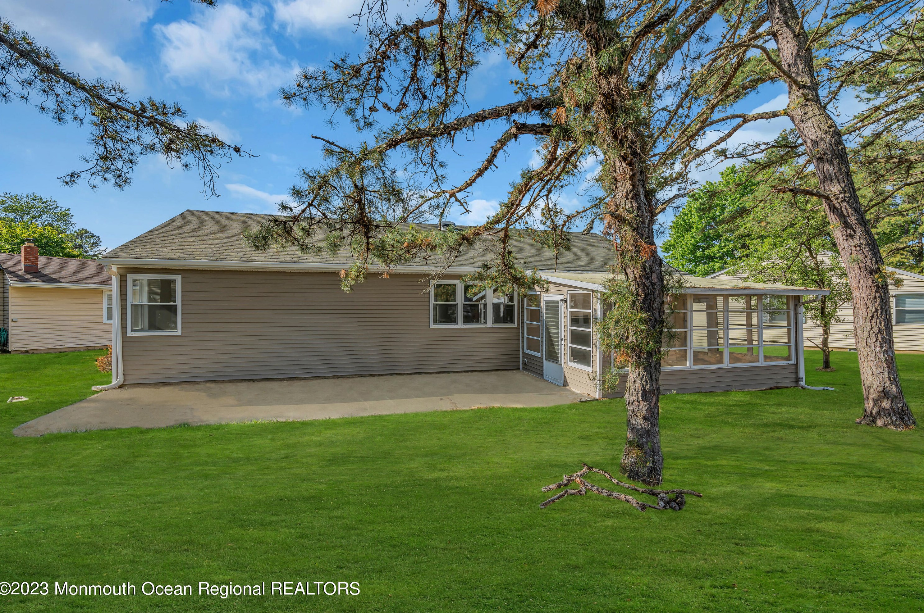 16 Wakan Ct, Toms River NJ  08757-6245 exterior