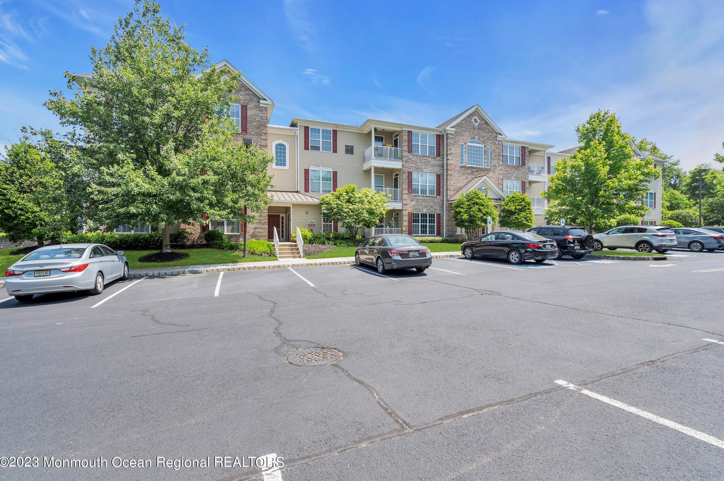 325 Sophee Ln, Lakewood, NJ 08701