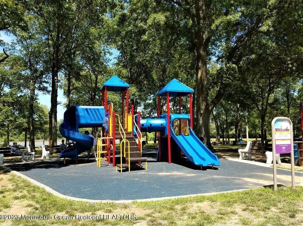 43 Hemlock Dr, Monroe Twp NJ  08831-2531 exterior