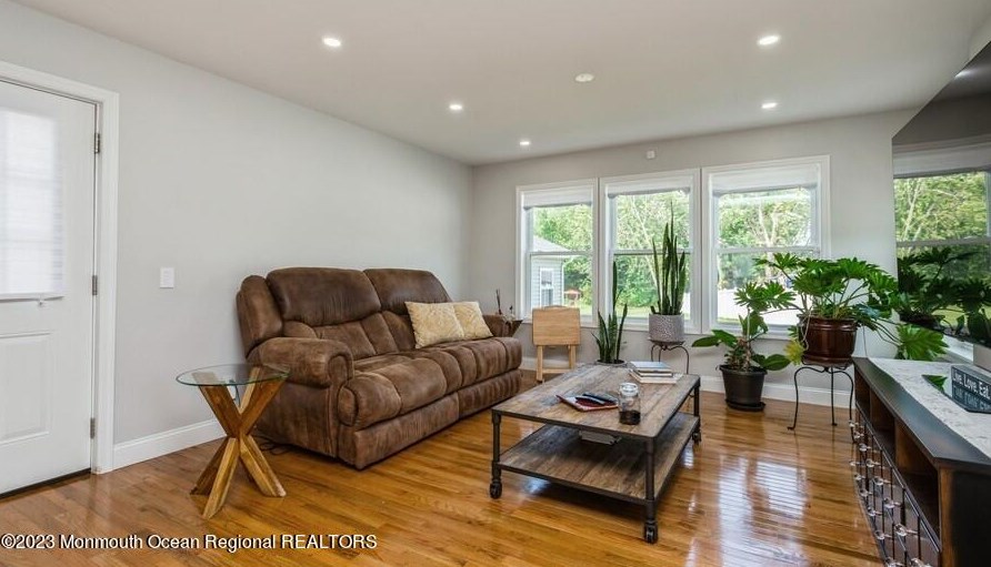 44 Amboy Rd, Matawan NJ  07747-6814 exterior