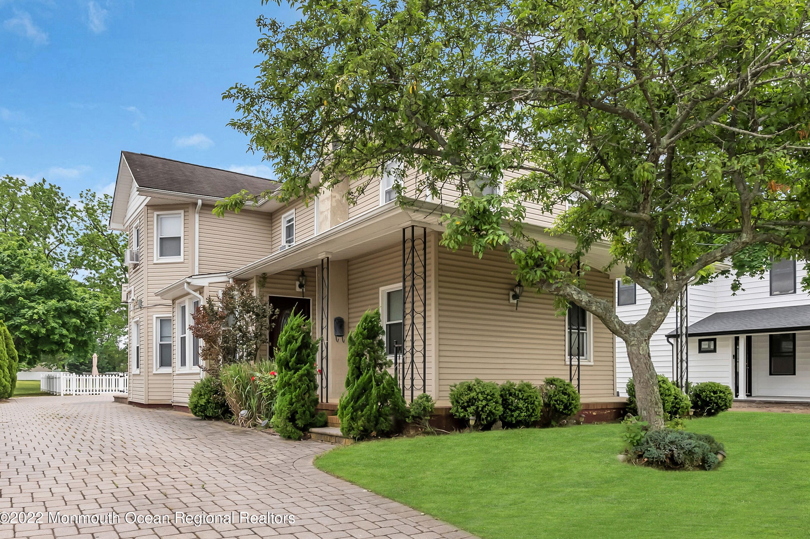 370 Park Ave, Oakhurst NJ  07755-1245 exterior