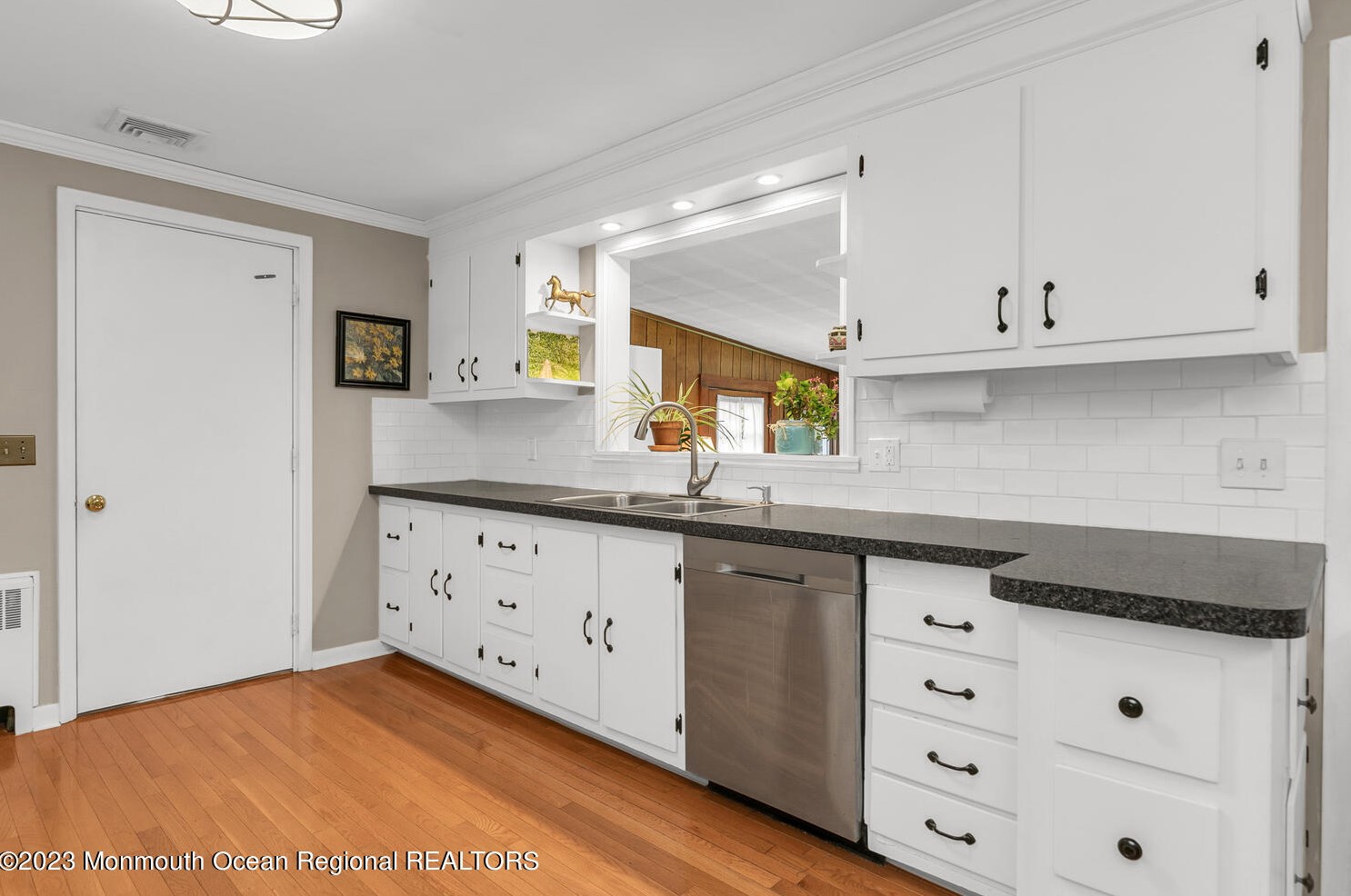 9 Wallace Ave, Oakhurst NJ 07755-1212 exterior