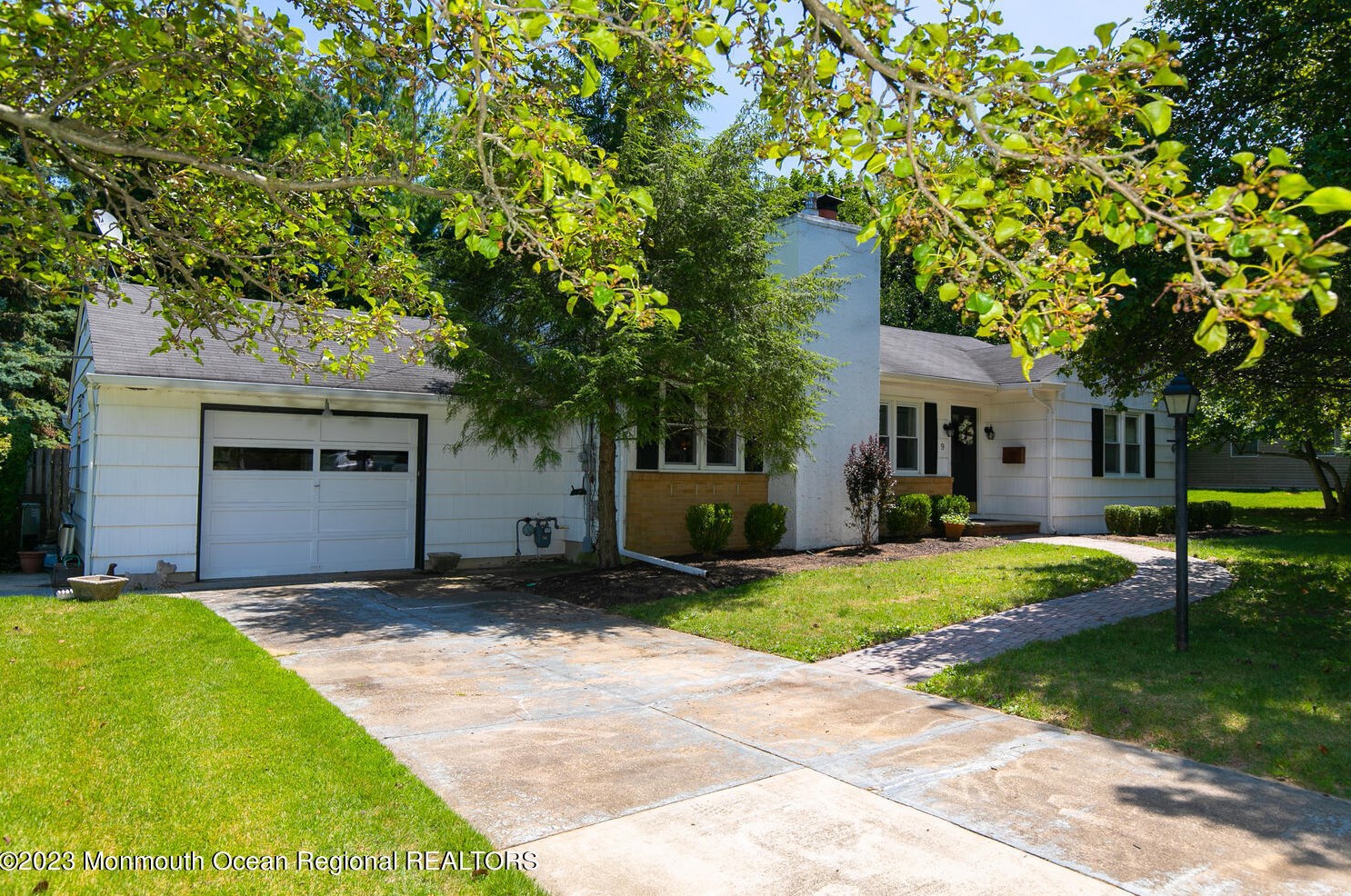 9 Wallace Ave, Oakhurst NJ 07755-1212 exterior