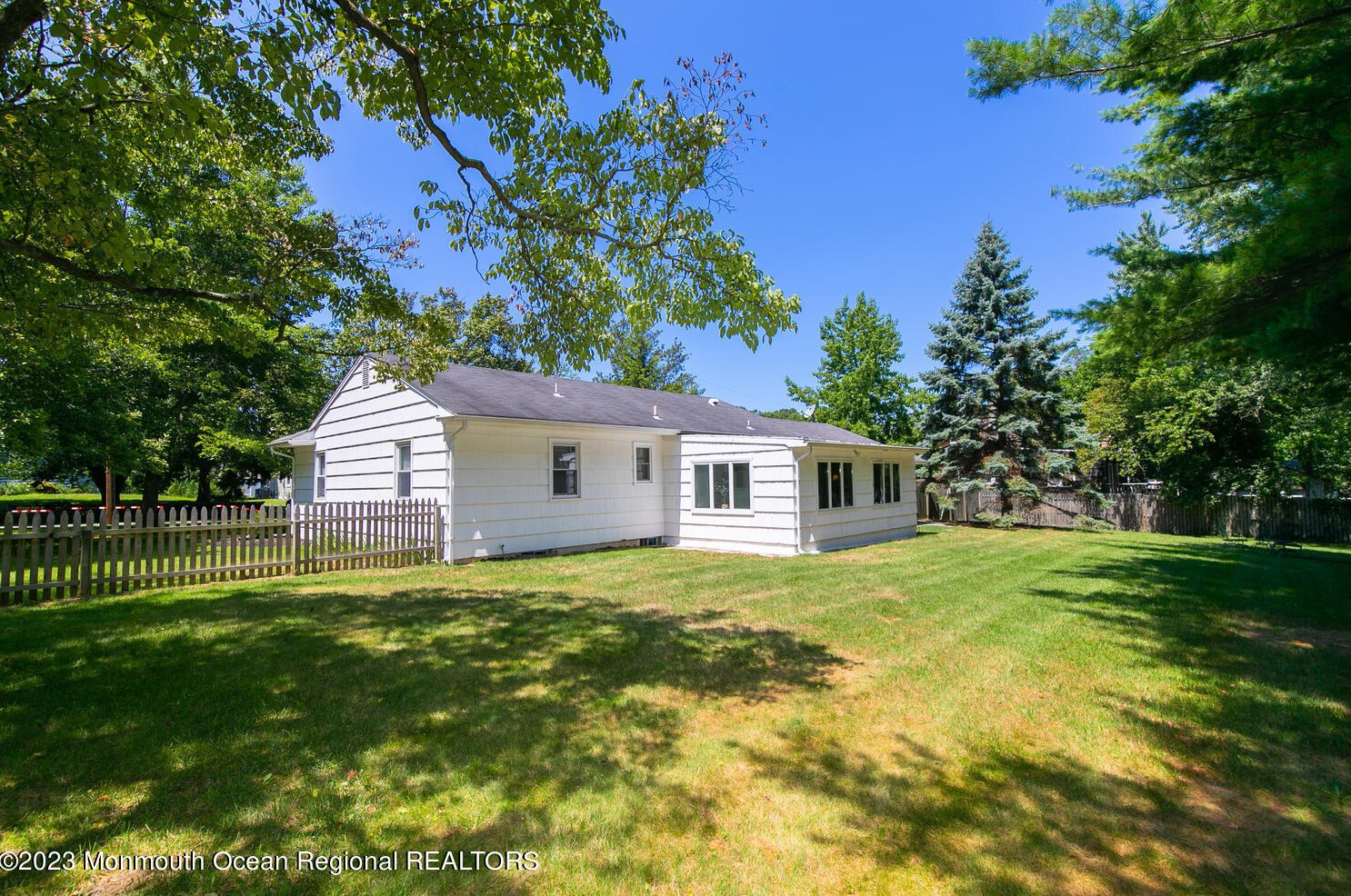 9 Wallace Ave, Oakhurst NJ 07755-1212 exterior