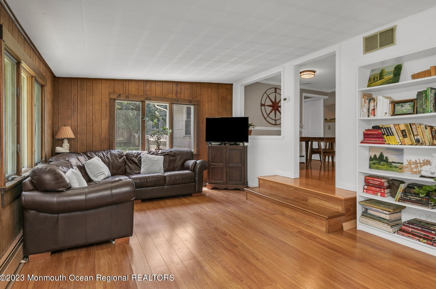 9 Wallace Ave, Oakhurst NJ 07755-1212 exterior