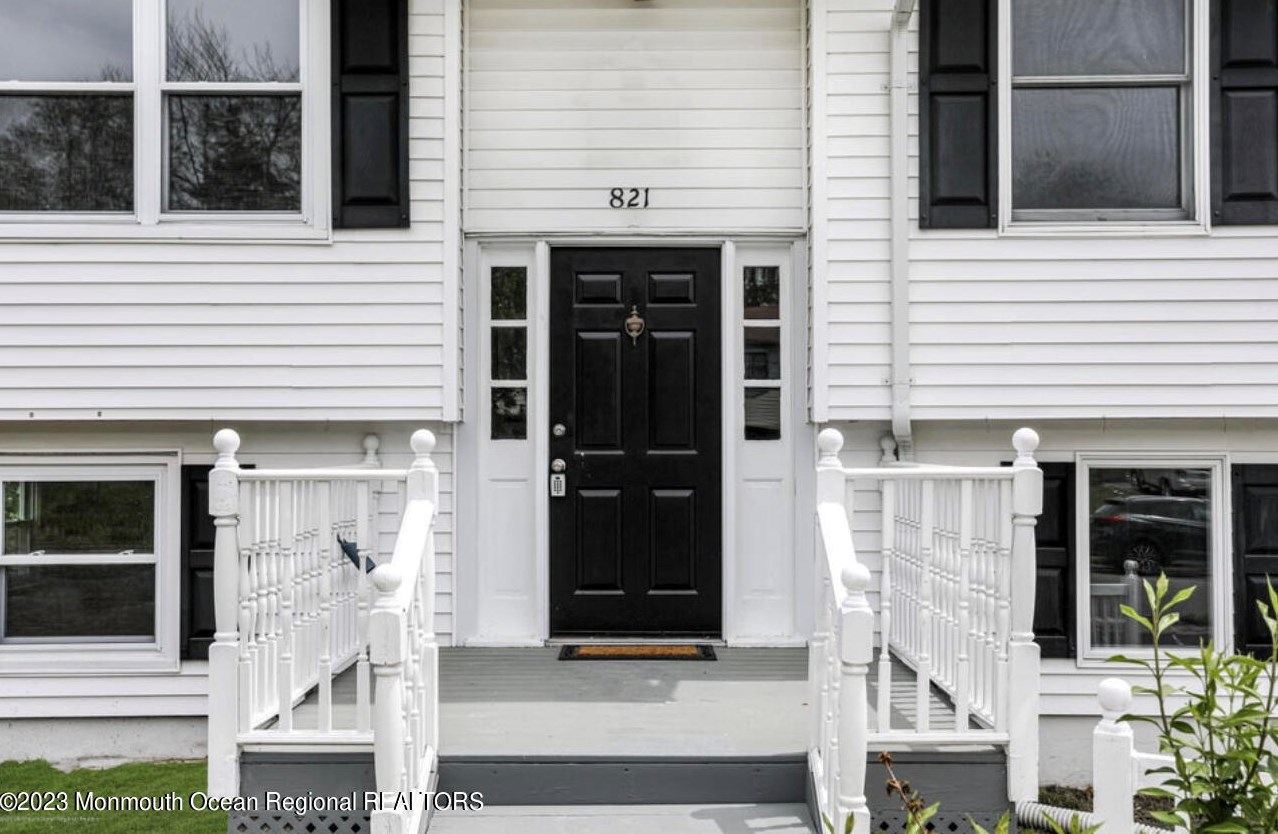 821 Holiday Ct, Toms River NJ  08753-3721 exterior